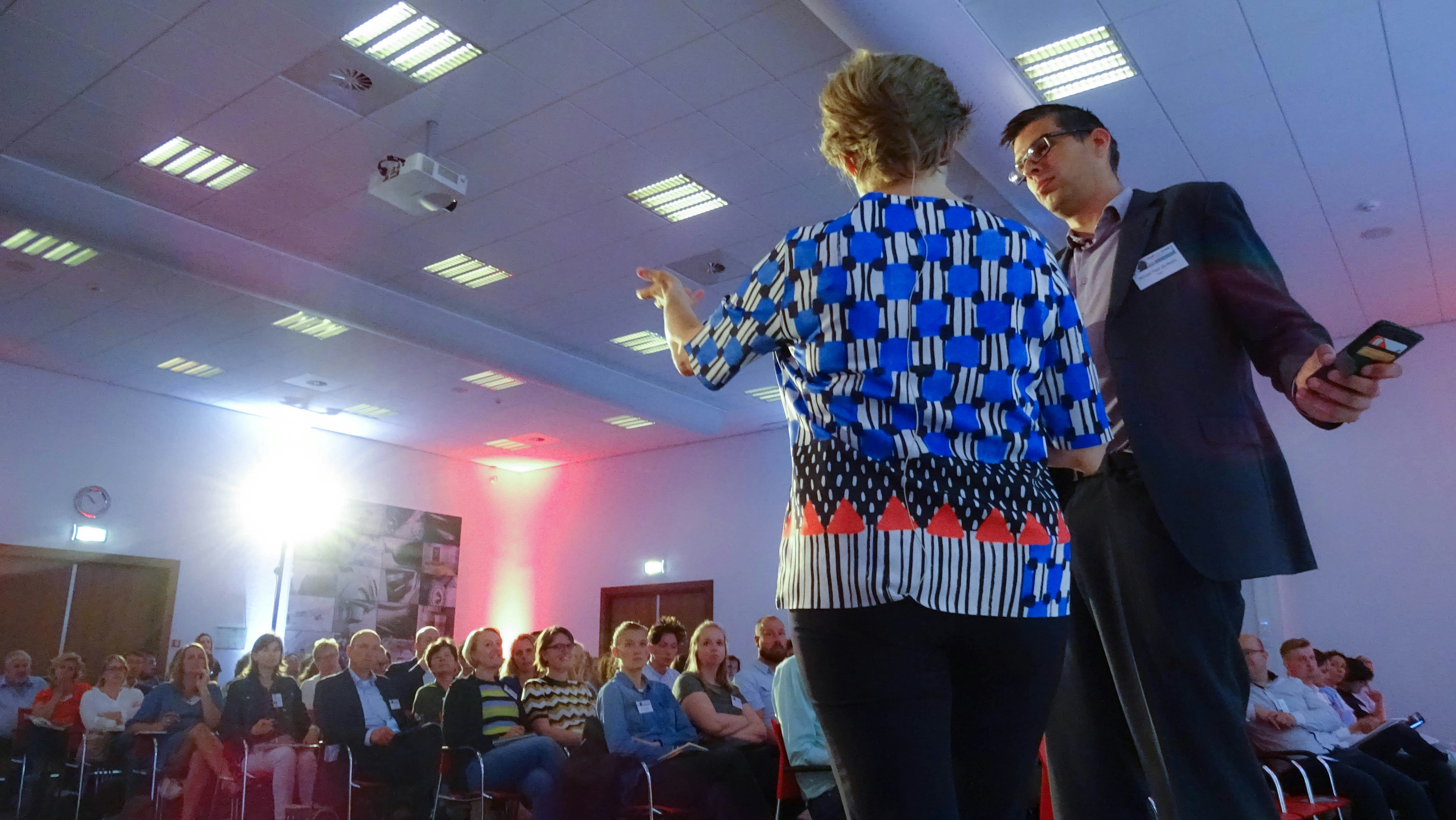 Inge Stoelhorst van VWS in gesprek met hoofdredacteur Willem-Paul de Mooij tijdens het Food Law Event op 20 juni.