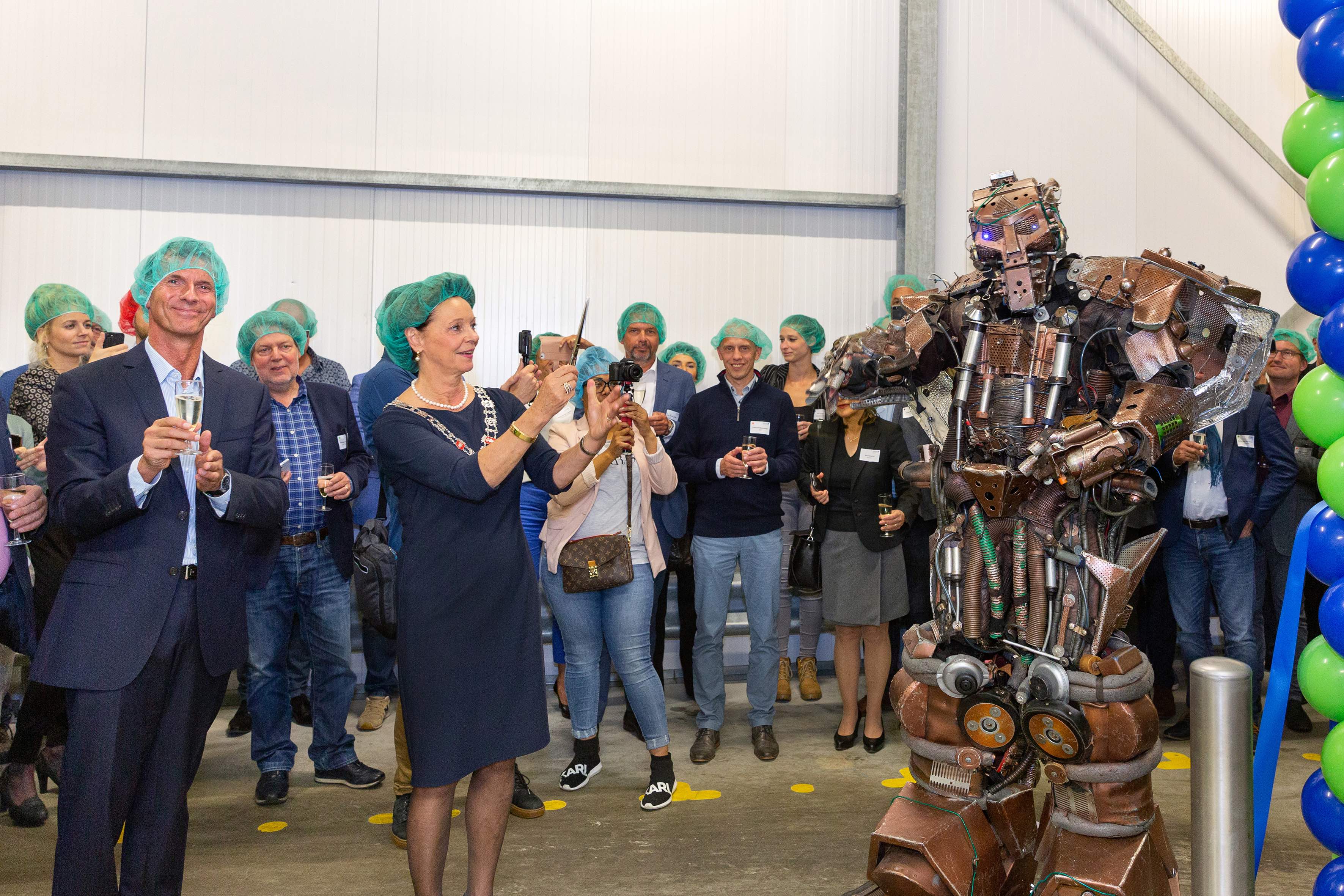 Burgemeester Elly Blanksma-van den Heuvel van Helmond opent het field lab samen met een robot. Foto: ANGY PhotoDesign 