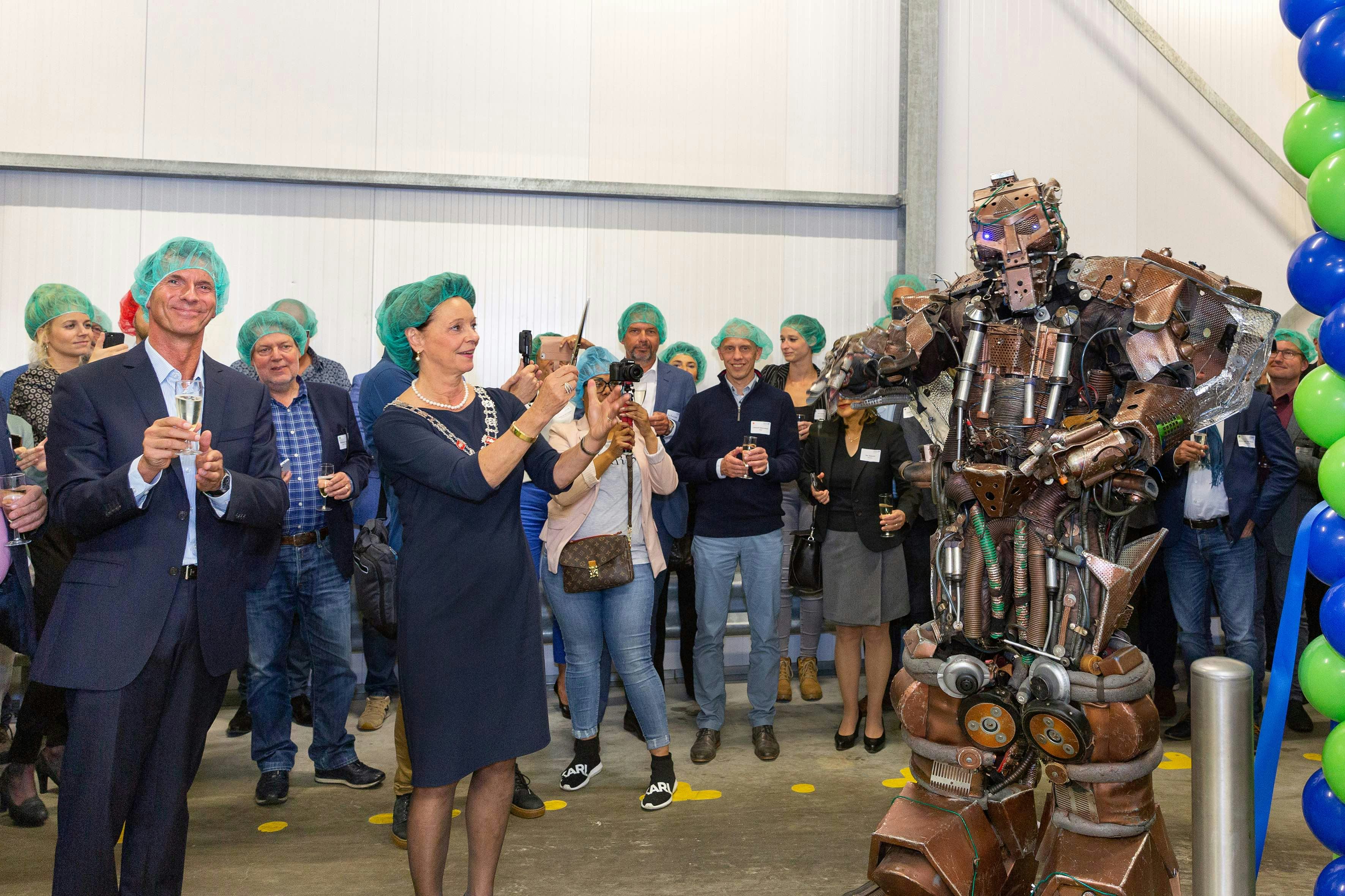 Burgemeester Elly Blanksma-van den Heuvel van Helmond opent het field lab samen met een robot. Foto: ANGY PhotoDesign
