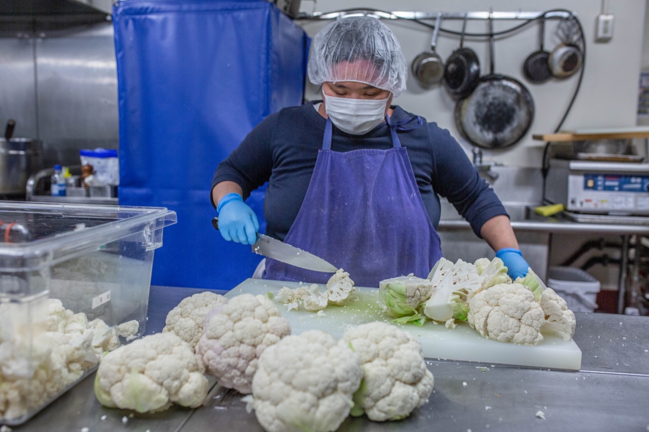 Zo worden mensen in quarantaine van maaltijden voorzien (video)