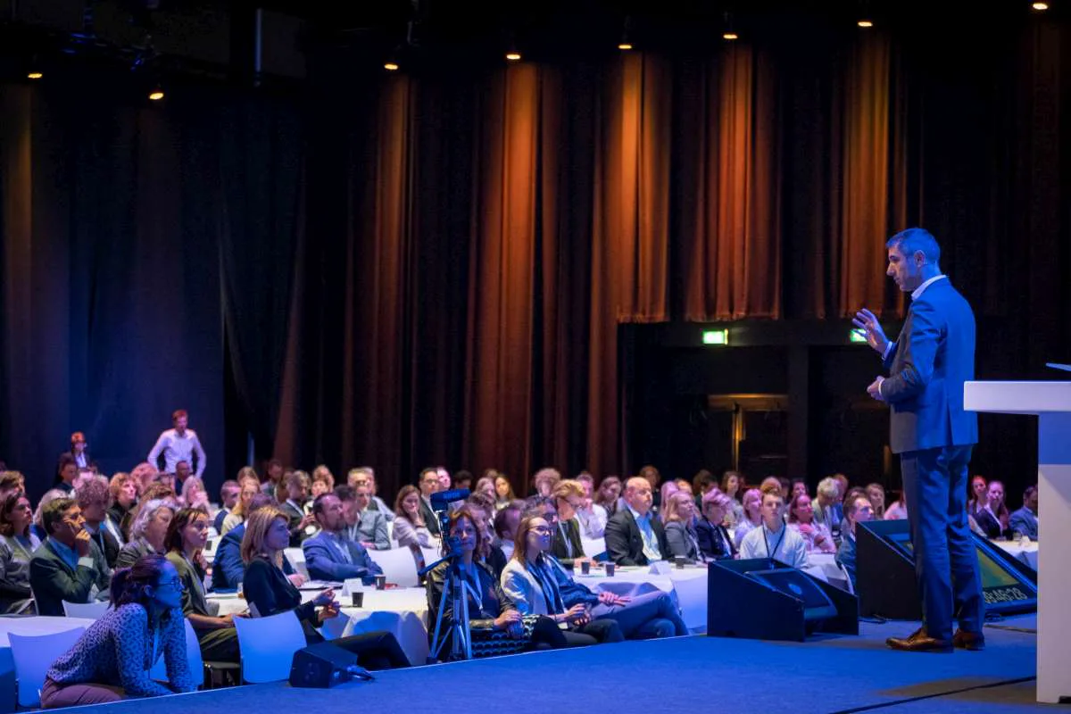 Rutte: evenementen met meer dan 100 personen landelijk afgelasten en thuiswerken