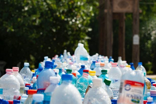 Naar 100% recycleer- of herbruikbare plastic voedselverpakkingen in 10 jaar