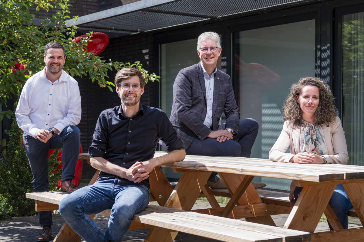 Het team van Riskplaza dat de database over voedselcontactmaterialen ontwikkelde.  Van links naar rechts Andreas Hendrickx(Software Engineer), Jacco van Son(Senior Consultant KTBA en Riskplaza specialist), Jacob Schilstra(Directeur Riskplaza), Manoeska Stolk (productmanager).