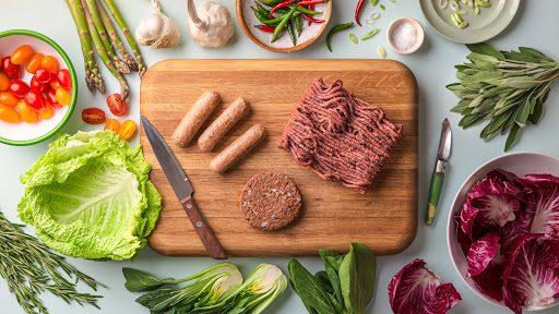 Meatless Farm lanceert in Nederland

Met plant-based gehakt, burgers, worsten en chickenless producten

De laatste jaren zien we wereldwijd een groeiende trend in de afzet van plant based meat, oftewel vleesvervangers die e?cht op vlees lijken. In ...