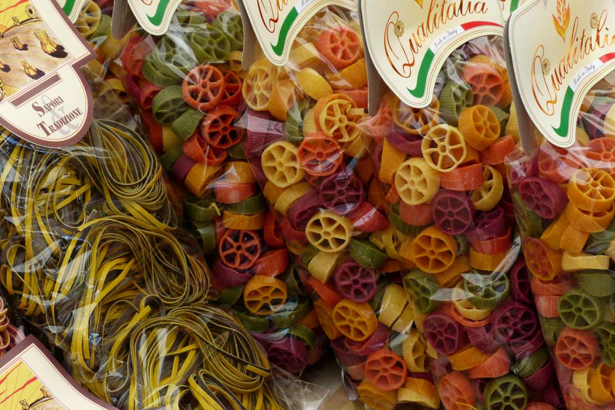 Als consumenten straks een eigen verpakking meenemen voor het kopen van noedels bijvoorbeeld, dan komt ook een deel van de verantwoordelijkheid voor de kwaliteit van het product bij hen te leggen, aldus wetenschapper Eelke Westra.