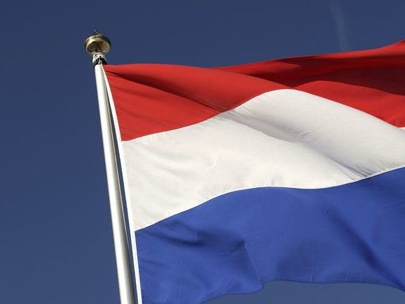 2011-09-23 09:35:22 ROTTERDAM - Wapperende Nederlandse vlag.ANP  XTRA LEX VAN LIESHOUT