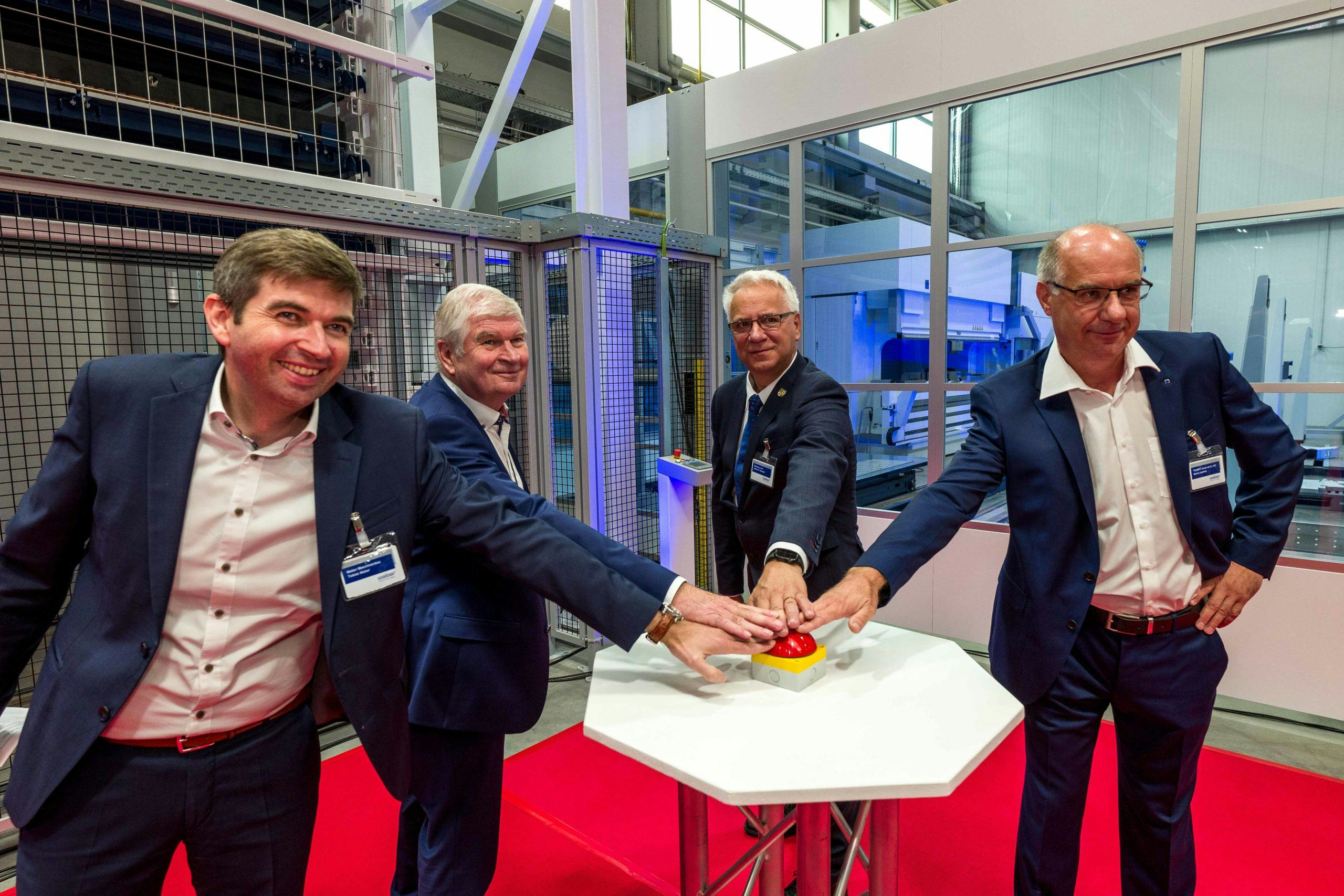 Van links naar rechts: Tobias Weber, CEO van Weber Maschinenbau, oprichter van het bedrijf Günther Weber, Dr. Stefan Rudolph, staatsminister van Economische Zaken van de deelstaat Mecklenburg-Vorpommern, en Bernd Jaehner, Sales bij TRUMPF , heeft de fabriek officieel opgestart.