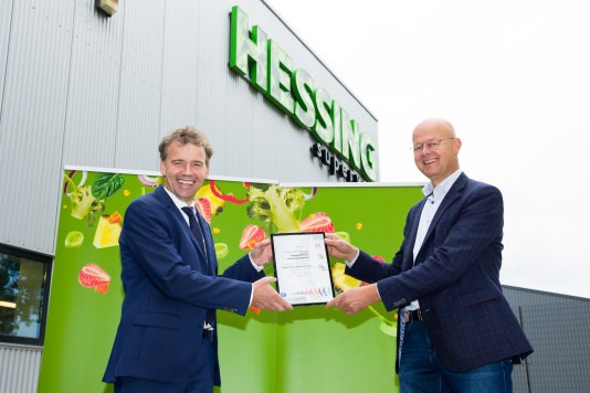 Coert Bregman van SGS Nederland BV/On the way to PlanetProof reikt het certificaat uit aan Frank Hessing, algemeen directeur Hessing Supervers.