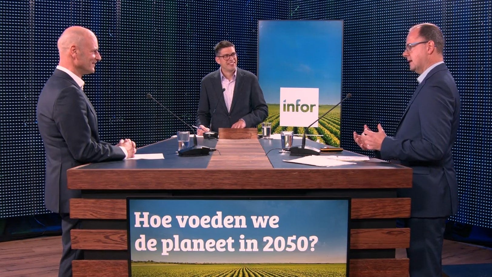 Marcel Koks, strategist F&B bij Infor (links) en Erik Beckers, CIO bij Nutreco (rechts) in gesprek met Willem Paul de Mooij, hoofdredacteur van VMT (midden) over de rol van technologie bij de verduurzaming van de voedselketen.