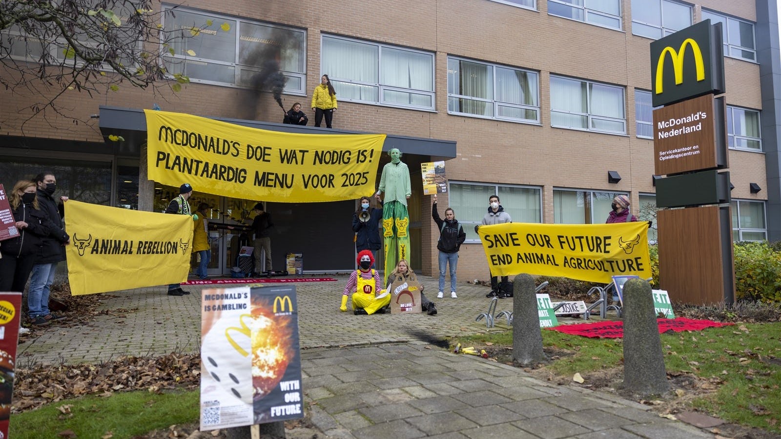 Dierenrechtenactivisten eisen van McDonald's alleen nog maar plantaardige burgers op menu