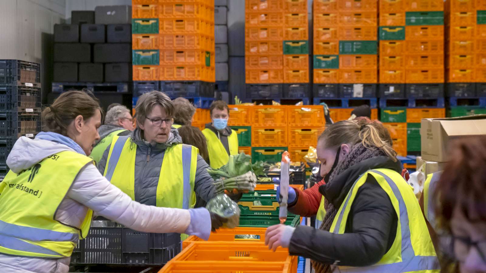 Inpakken bij de voedselbank. (foto: ANP)