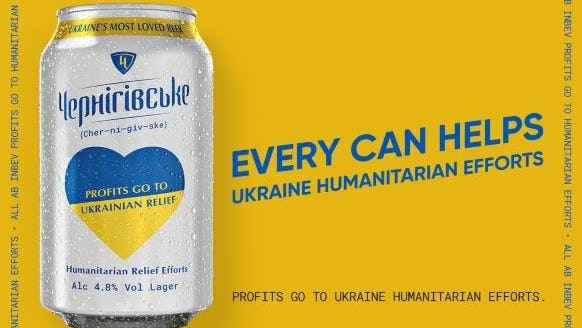 De opbrengst van de verkoop van het Oekraïense bier gaat naar humanitaire hulporganisaties.