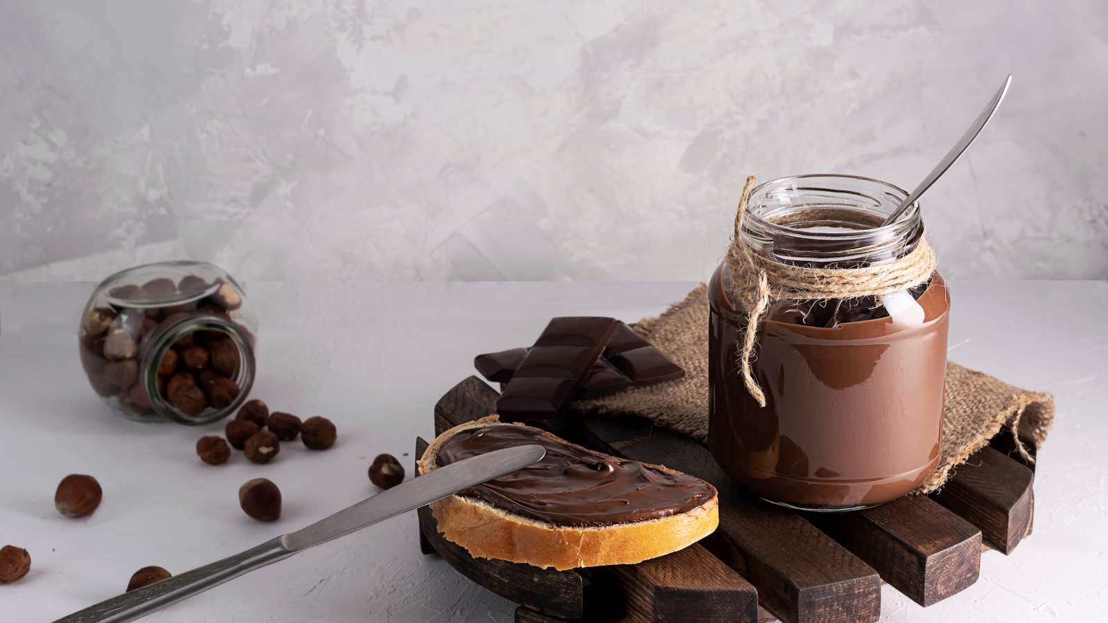 Nederlandse allergenen waarschuwingen april: onvermeld allergeen in Chocolade pasta puur Jumbo