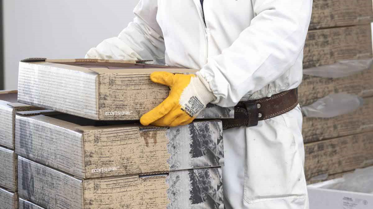 De uitstoot van broeikasgassen van de EcoFish box is in vergelijking met EPS 40-73% minder. Foto: Stora Enso