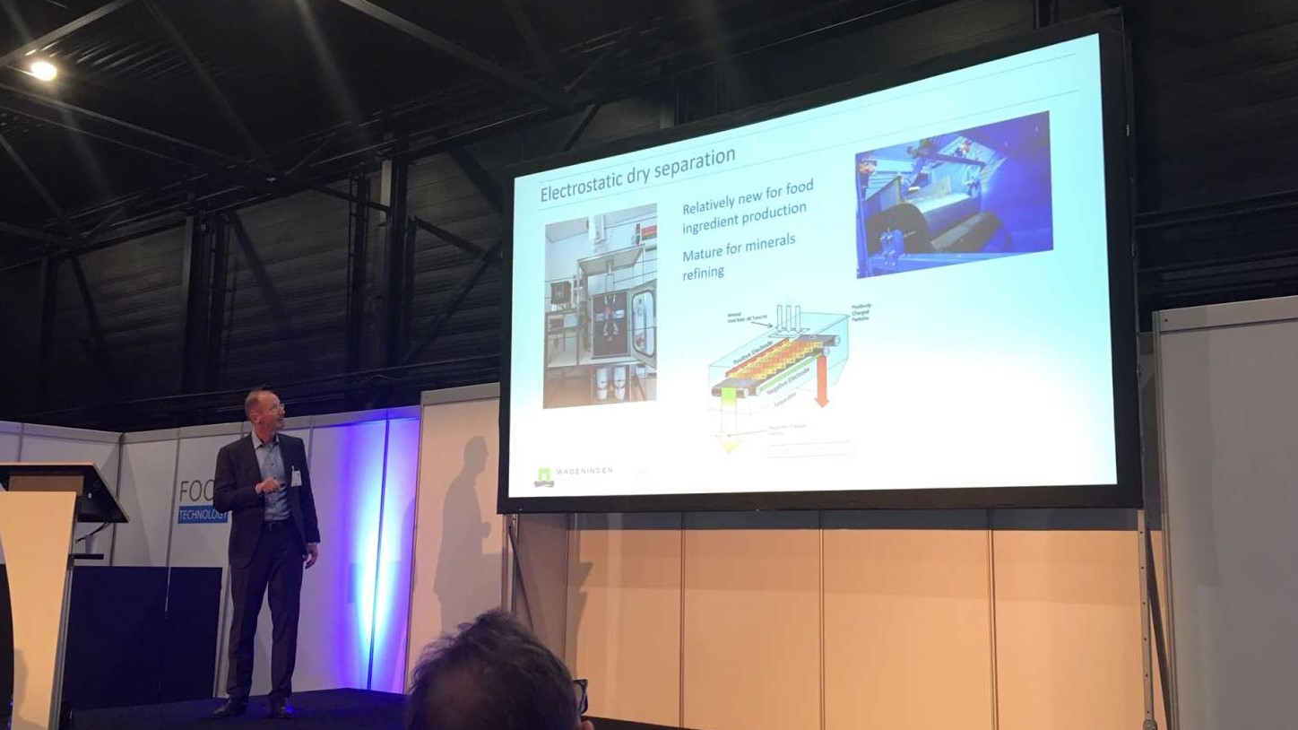 Professor Remko Boom (WUR) legt de winst uit van het toevoegen van een elektrostatische stap in plantaardige eiwitproductie