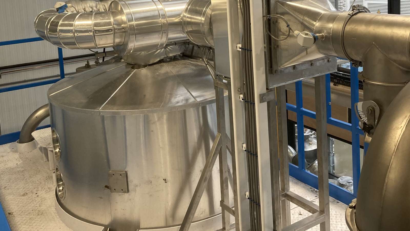 Maarten Schutyser heeft in de proceshal een nieuwe pilot-sproeidroger laten bouwen waarmee promovendi en studenten kunnen werken.