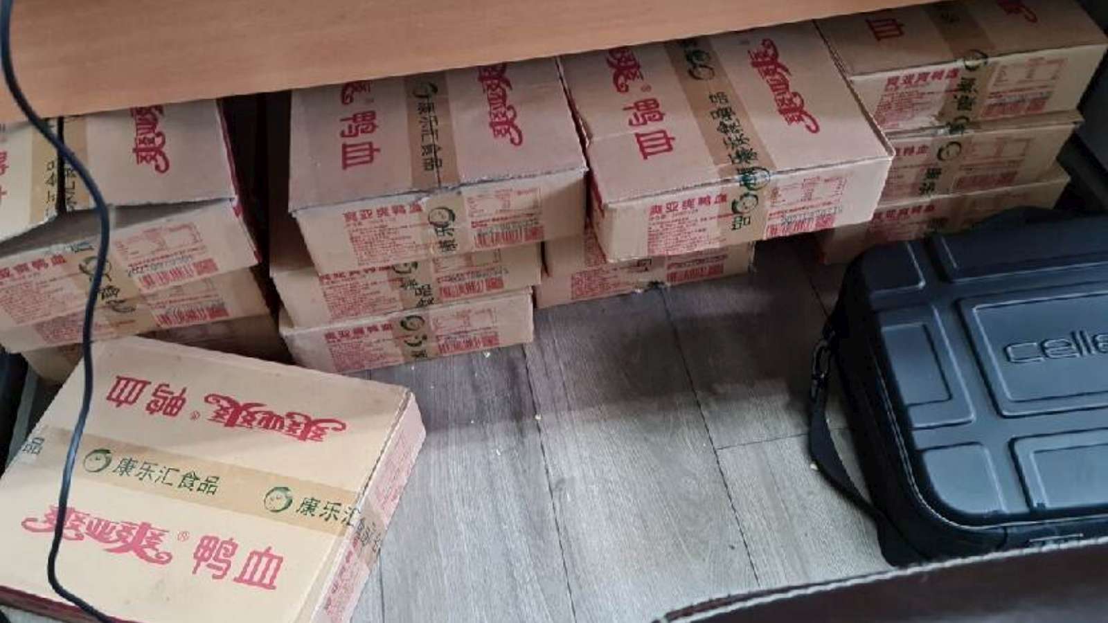 Dozen met eendenbloed
Foto: NVWA