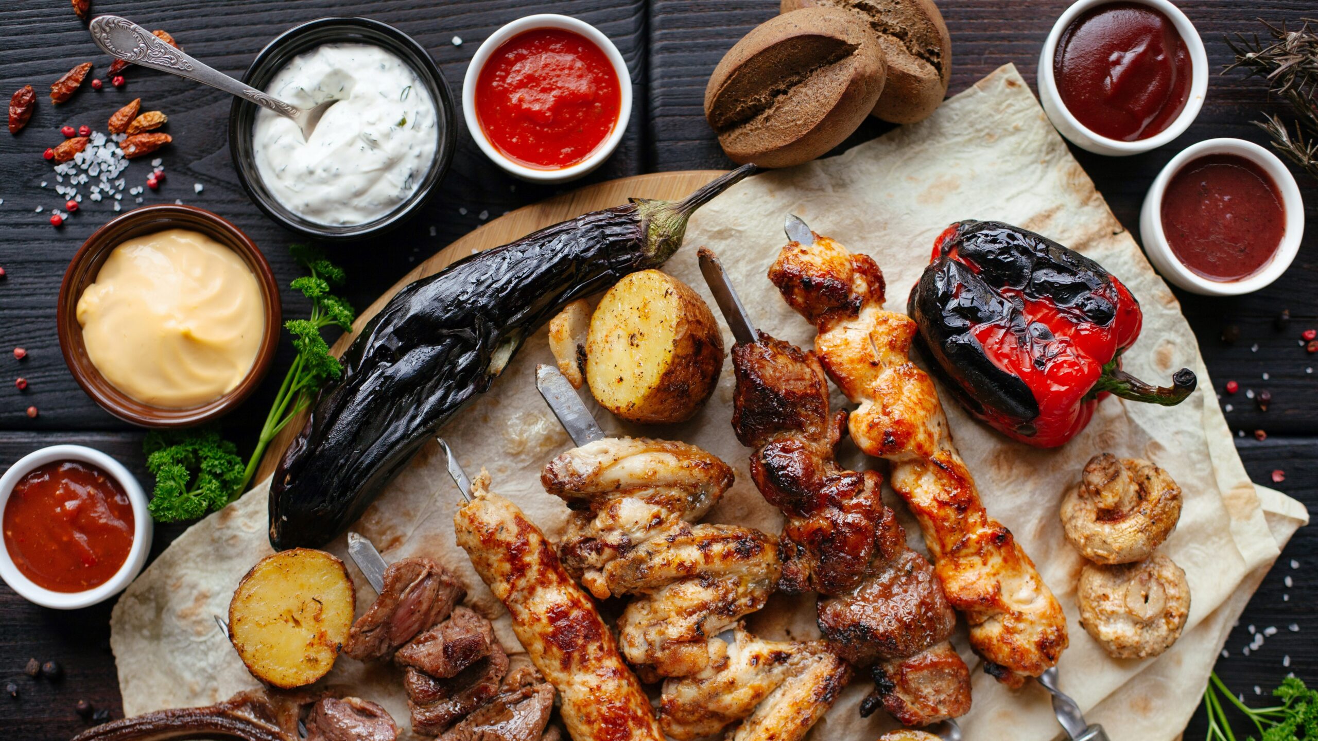 Het Voedingscentrum onderzocht verschillende kant-en-klare barbecuesauzen op zout- en suikergehalte