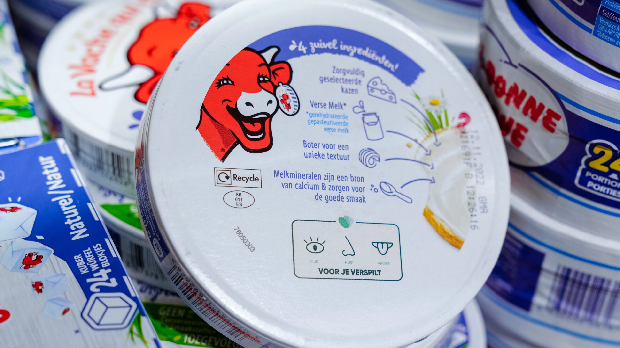 Een verpakking van La Vache qui rit met het nieuwe houdbaarheidsicoon bij de Jumbo in Den Haag. Foto Marco De Swart