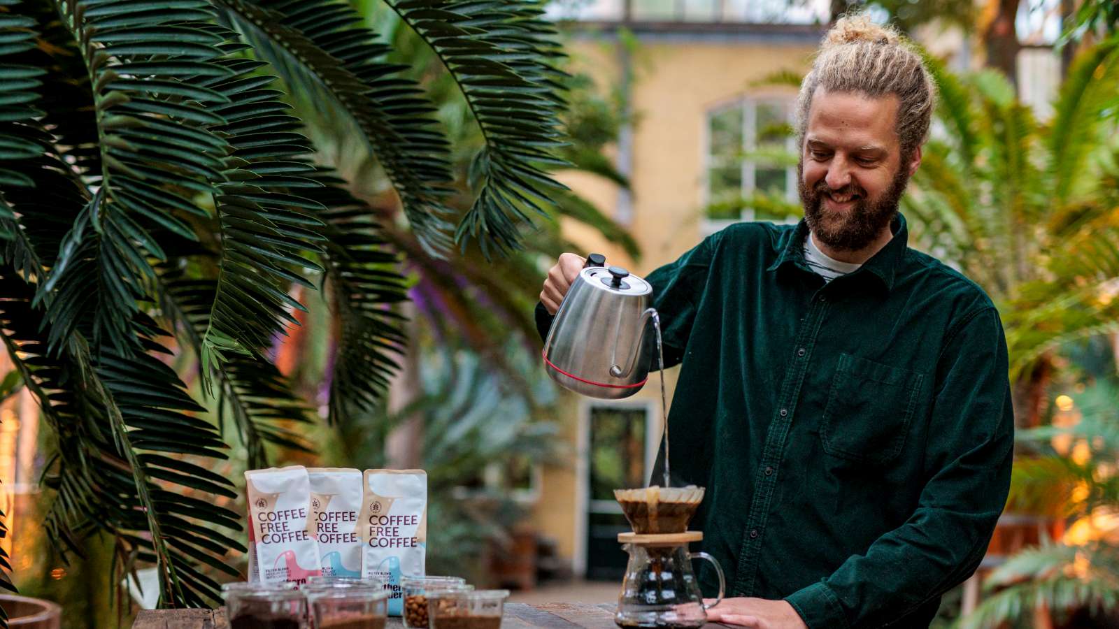 CEO David Klingen presenteert het eerste kopje Coffee Free Coffee