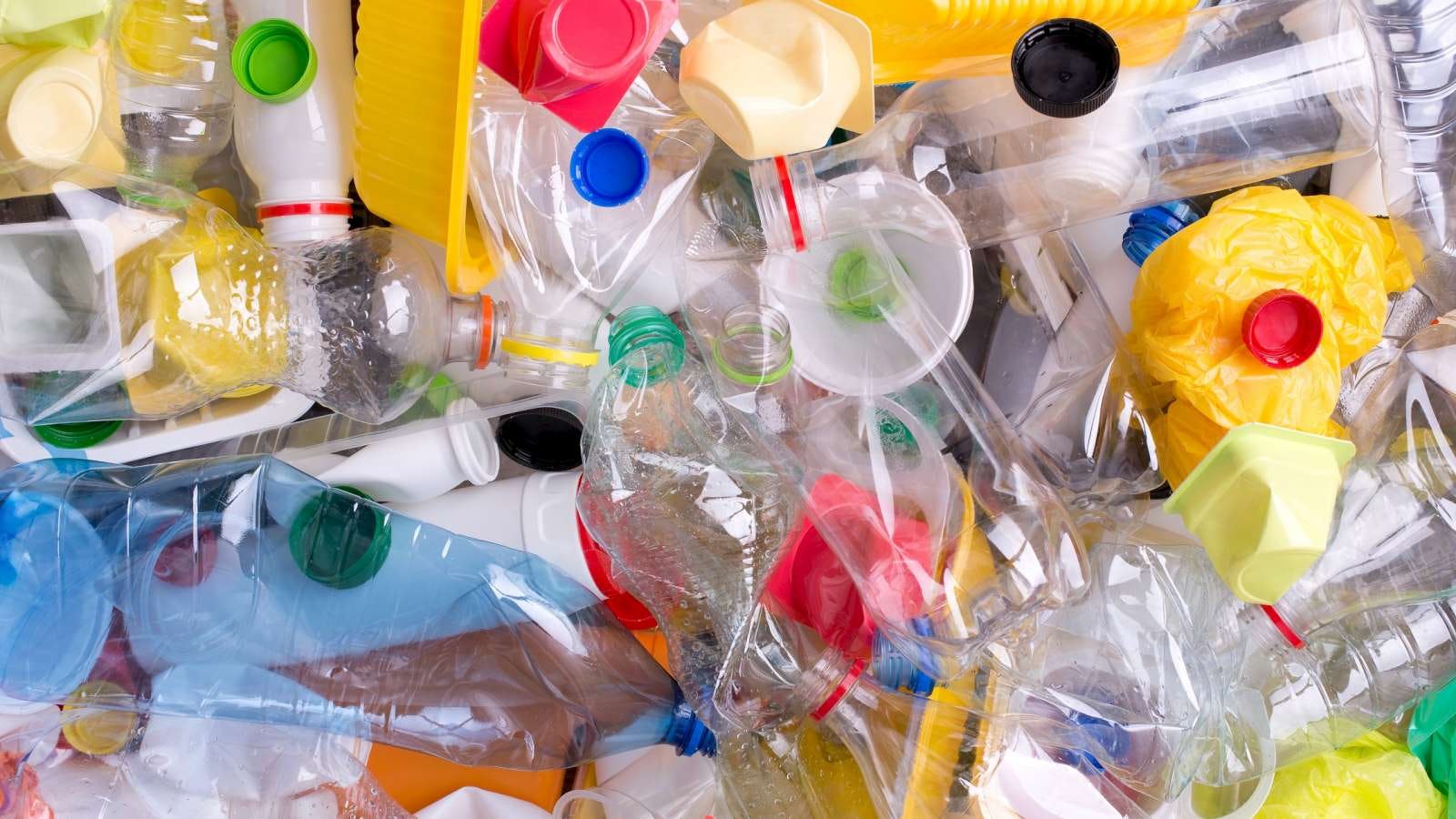 Investeerders tegen grote foodbedrijven: gebruik minder plastic