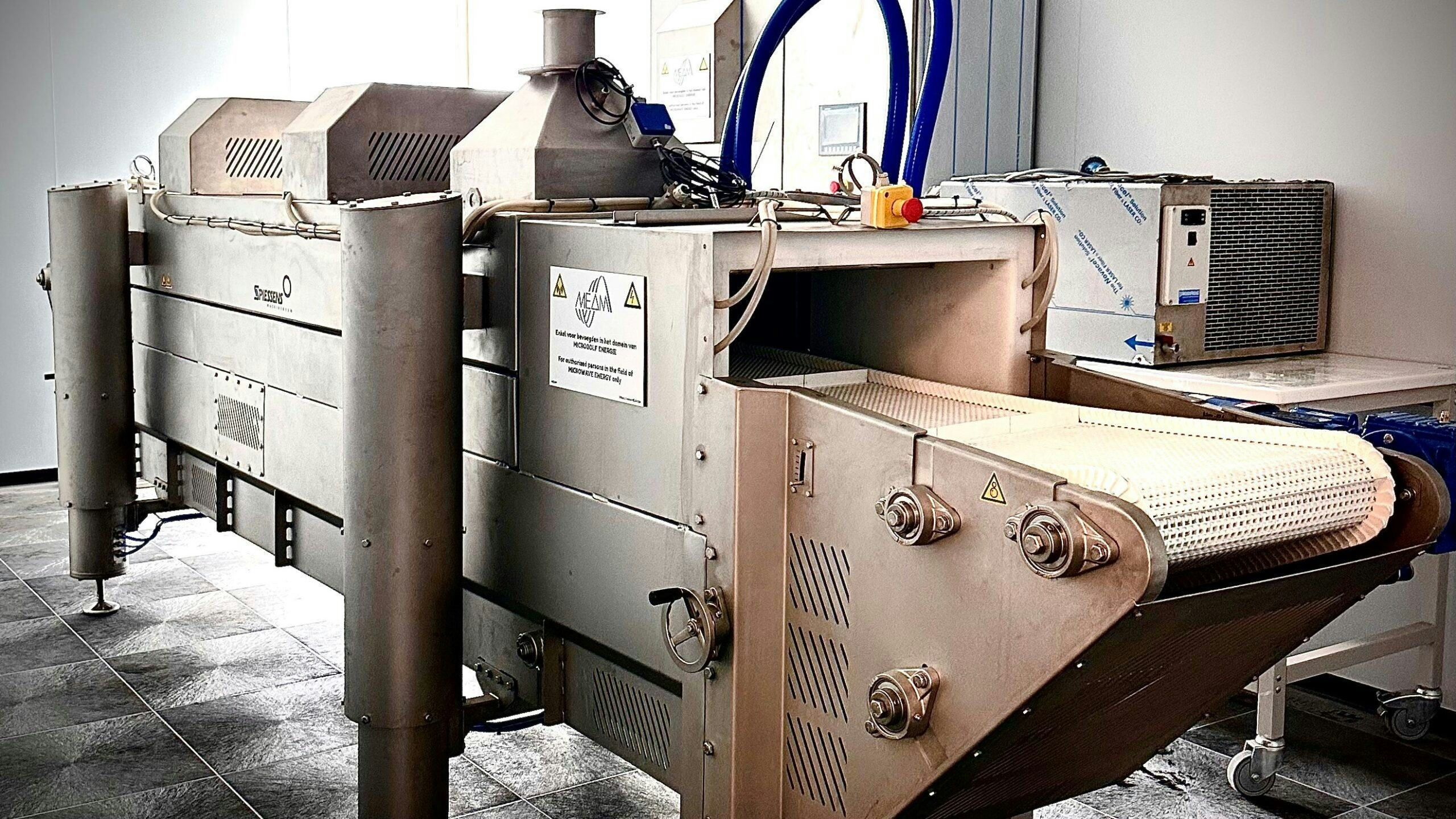 De nieuwe continue microgolf pilootinstallatie in Roeselare is uniek in Vlaanderen.