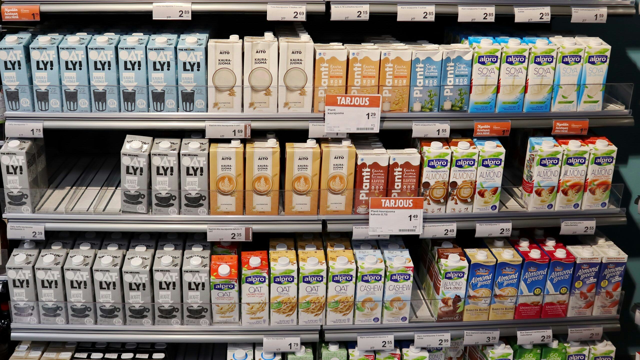 Vanaf 2024 gaat er een hoger belastingtarief gelden voor plantaardige zuivelproducten. Dierlijke zuivel is daarentegen uitgezonderd van deze belastingregel