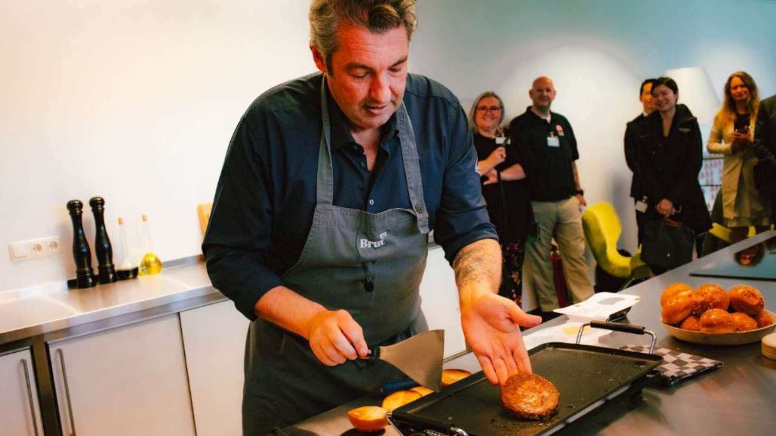 Ontwikkelingen in kweekvlees: Mosa Meat schaalt op en Meatable laat worstjes proeven in Singapore