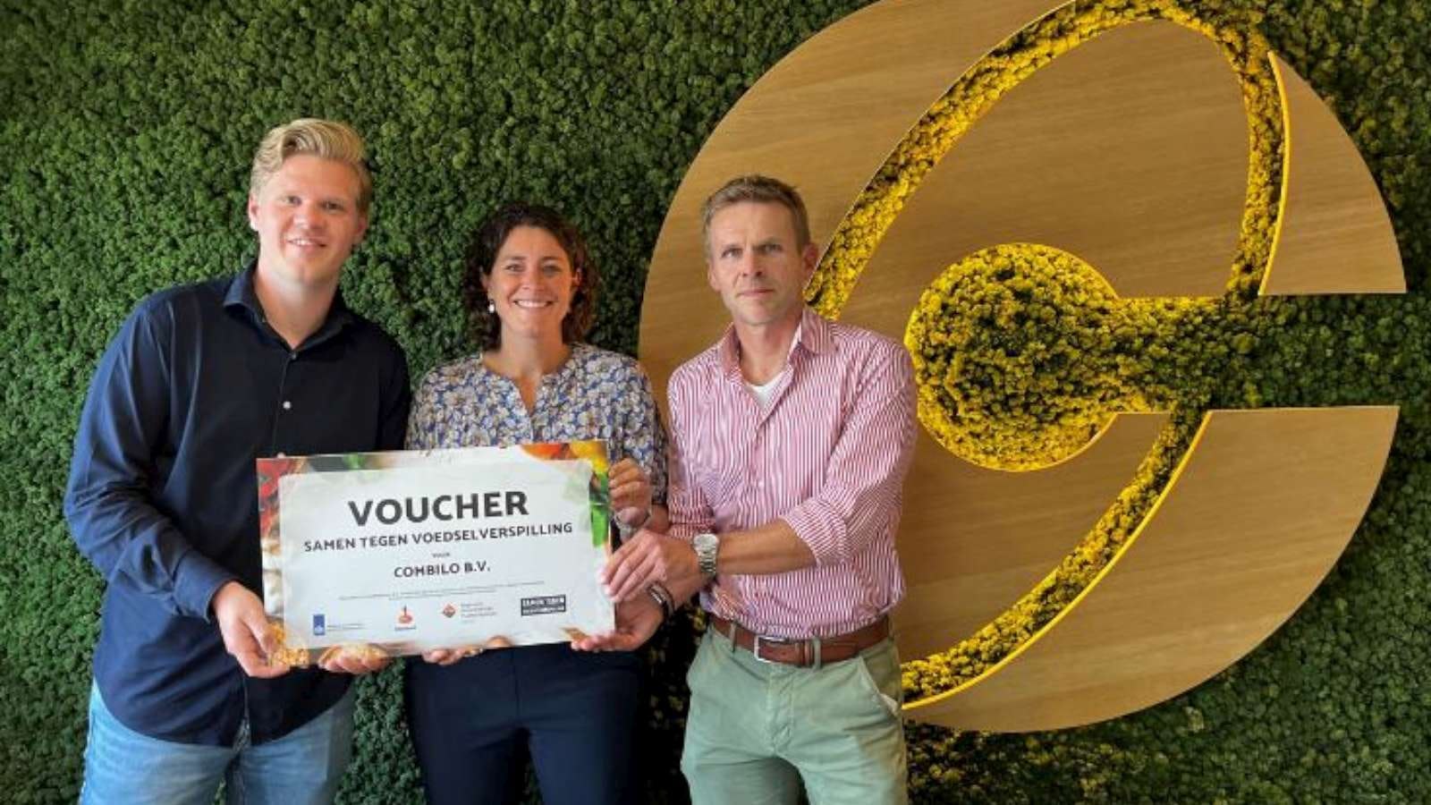 Saskia van der Laan (Samen Tegen Voedselverspilling) en Mathieu Goedhart (Rabobank) overhandigen de voucher aan Rudy Toet (Combilo).