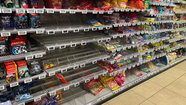 Een lege plek op de plaats waar normaal Haribo-snoep ligt. Foto: Distrifood