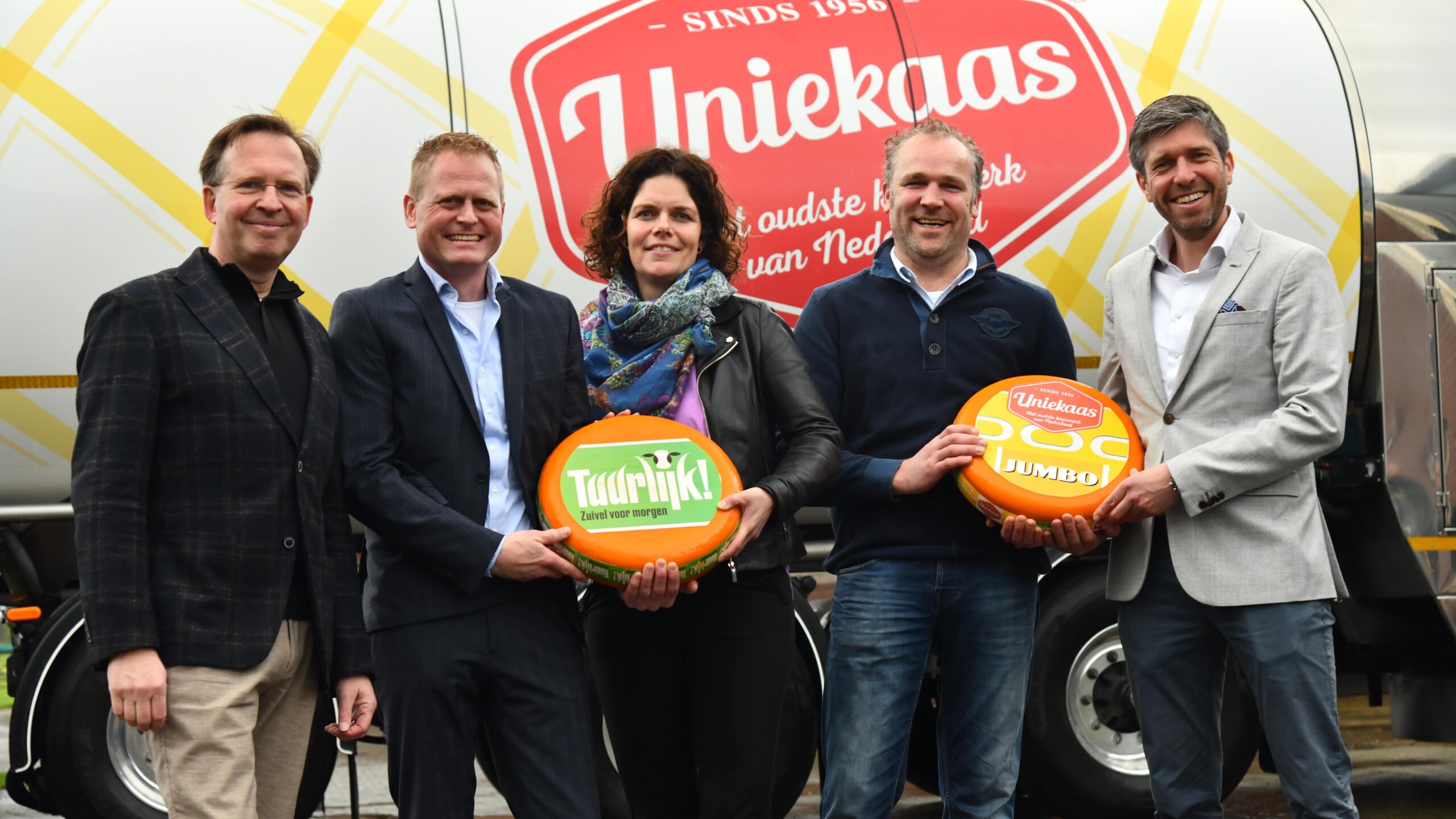 Foto: Jumbo Supermarkten. 
v.l.n.r.: Ron Krekels (algemeen directeur Uniekaas Holland), Guus Mensink (bestuursvoorzitter DOC Kaas), Leonie en Frans Zanderink (melkveehouders), Menno Wigtman (inkoopmanager Jumbo Supermarkten)