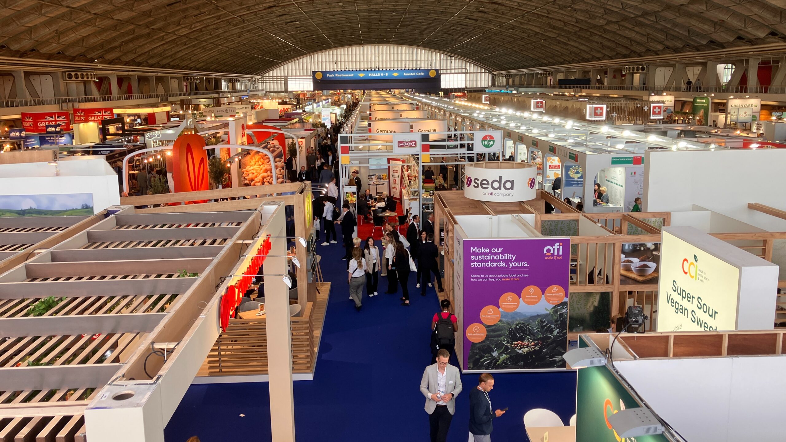 een overzicht van een van de hallen van de PLMA in de RAI Amsterdam op 28 mei 2024.