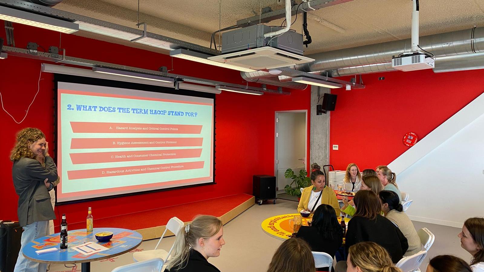 Met een pubquiz over voedselveiligheid werd de Food Safety Week bij Tony's Chocolonely besloten.