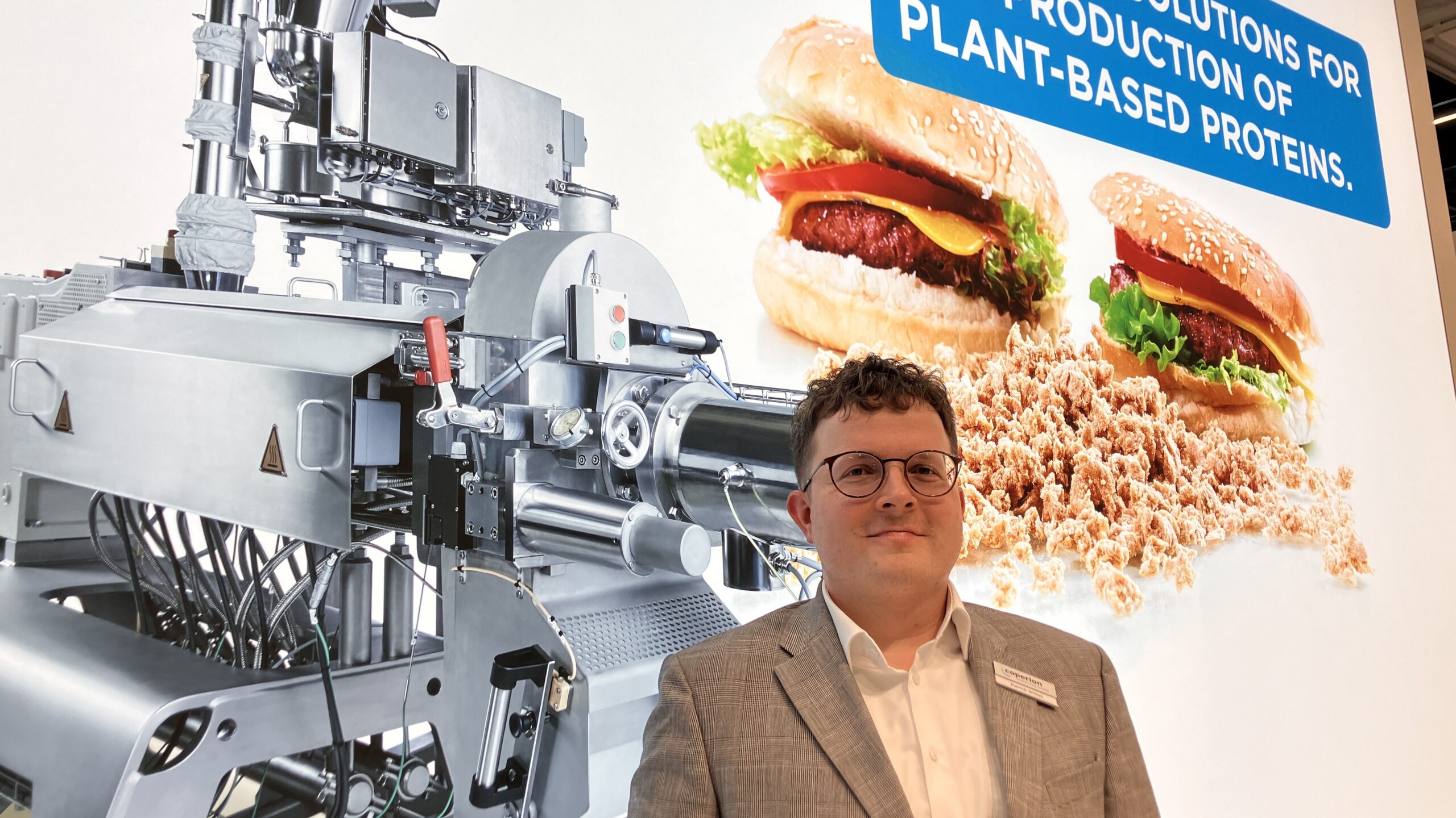 Dr. Ing. Patrick Wittek, Proces Engineer bij Coperion: "Zo'n 20 à 30 jaar geleden kwam het grootste deel van het getexturiseerde eiwit bijna volledig van geïmporteerde soja, die van ver over de wereld naar Europa werd verscheept. Nu zien we een beweging naar steeds meer lokale productie. "