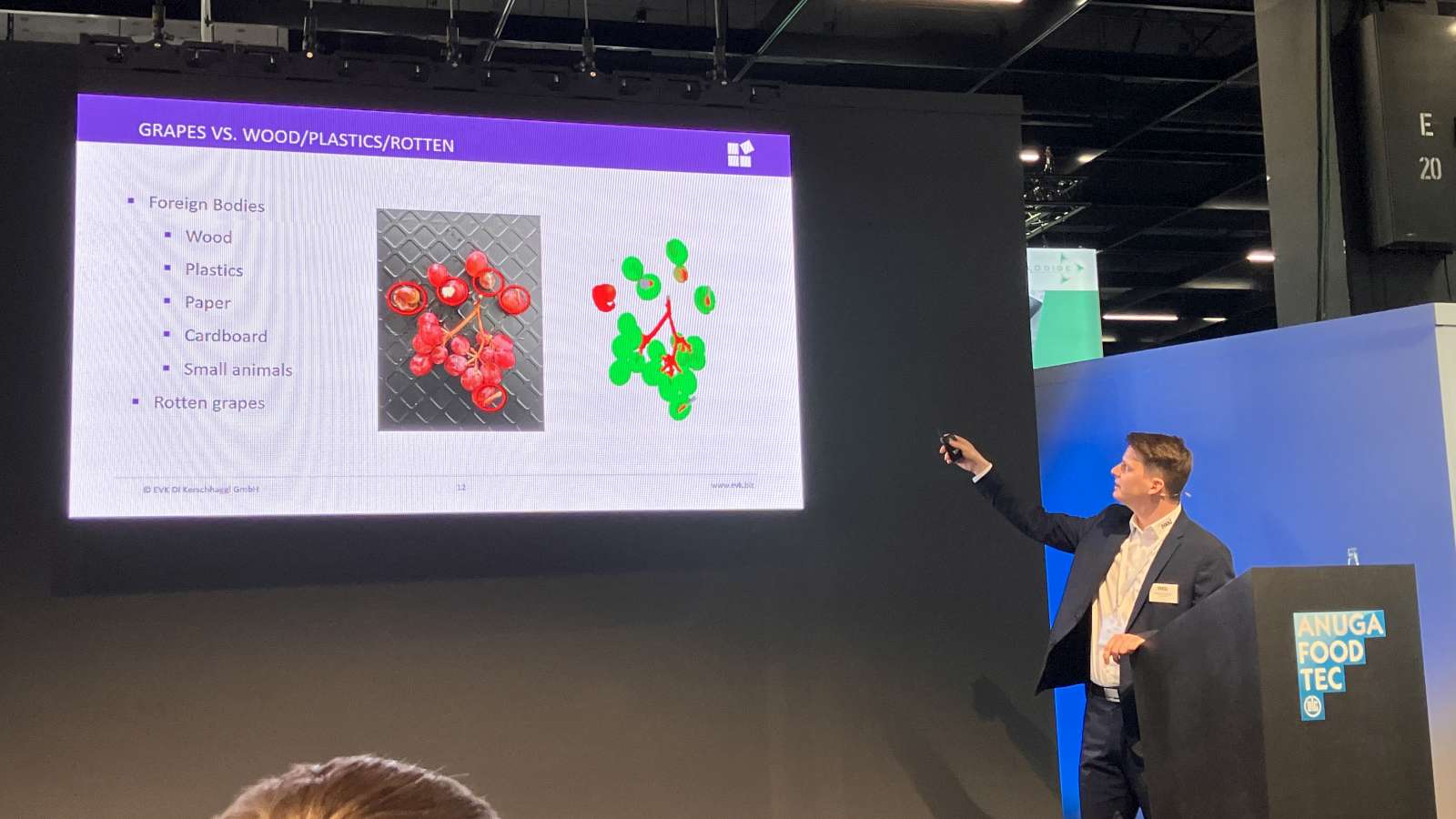 Marcel Kerschbaumer van EKV geeft op de Anuga FoodTec 2024 de ins en outs van hyperspectral imaging en de voedselveiligheidsvoordelen in de industrie.