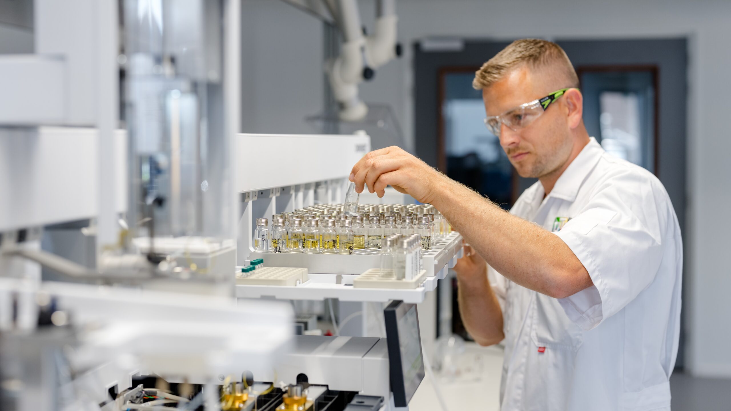 In het laboratorium van QTI Services springt één apparaat eruit: de Full Automatic CHRONECT workstation MOSH/MOAH. (Foto's: Marco de Swart)