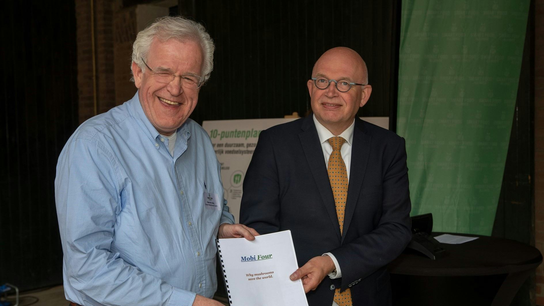 Kees de Jong (links) presenteert het Mobi Mushroom-concept aan Henk Staghouwer (rechts), voormalig minister van Landbouw, Natuur en Voedselkwaliteit