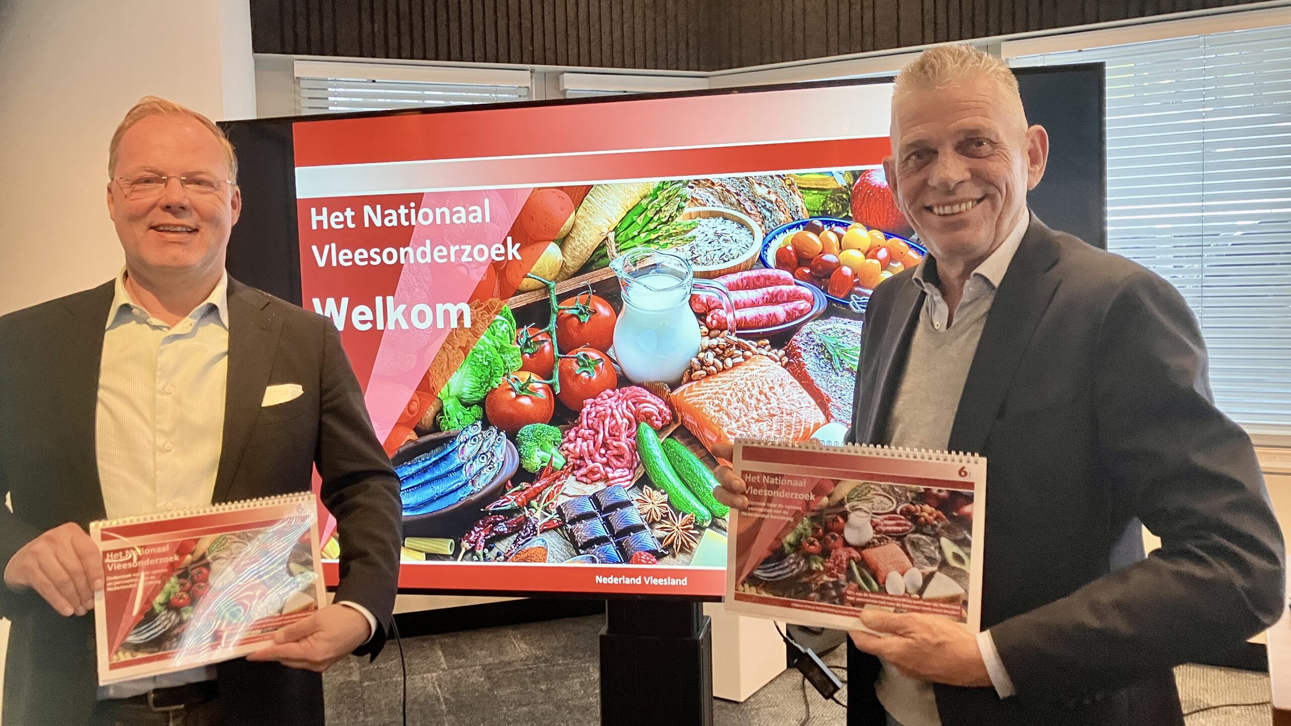 Laurens Hoedemaker, voorzitter van de Centrale Organisatie voor de Vleessector (COV) en onderzoeker Klaas Dijkstra van Zest (rechts) deelden tijdens de presentatie hun inzichten over de vleesconsumptie en de perceptie ervan in Nederland.