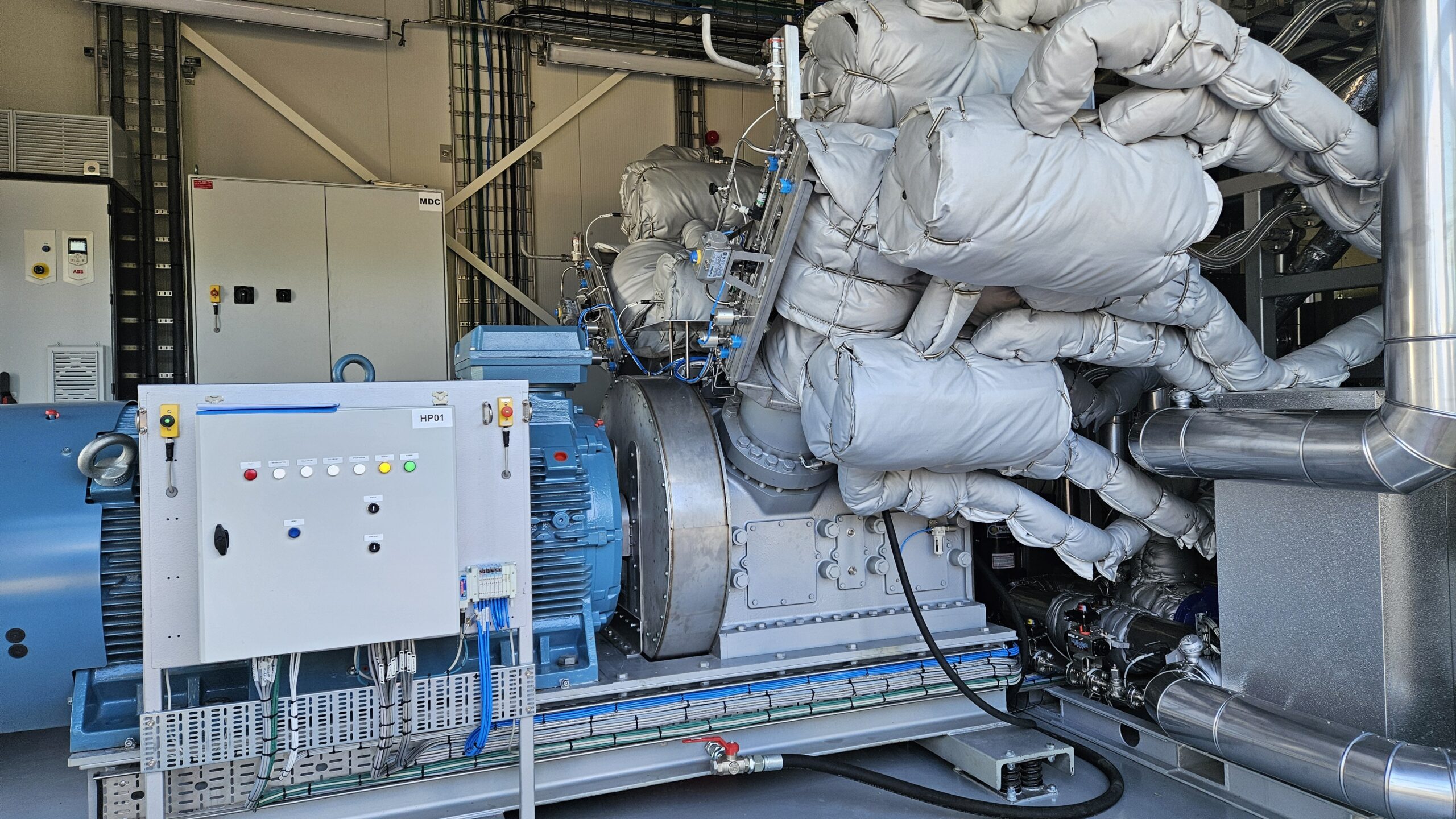 De warmtepomp die bij FrieslandCampina is geïnstalleerd.