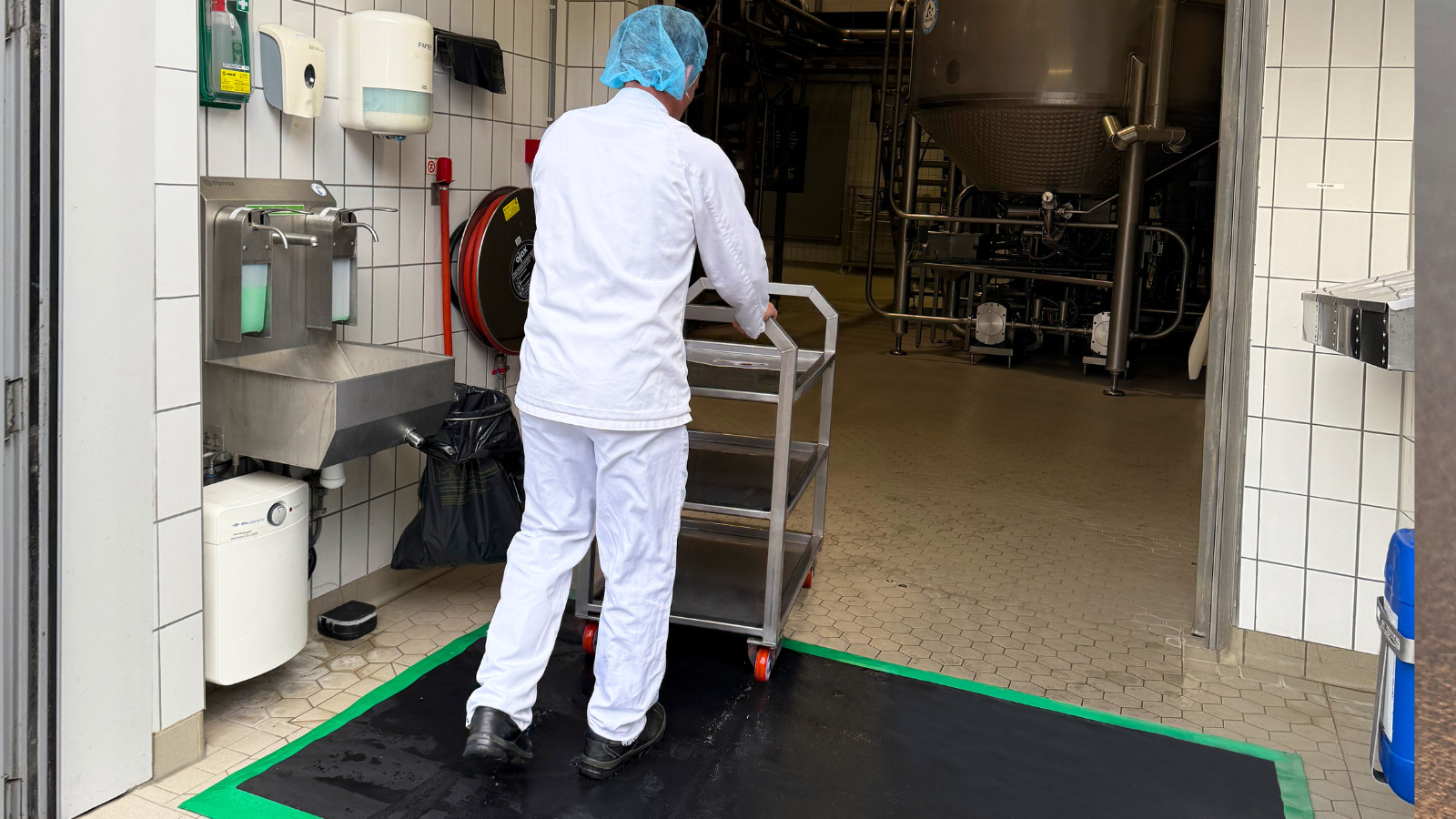 “De belangrijkste eigenschappen zijn bescherming tegen micro-organismen, eenvoudige reiniging en gebruiksgemak bij het vullen."