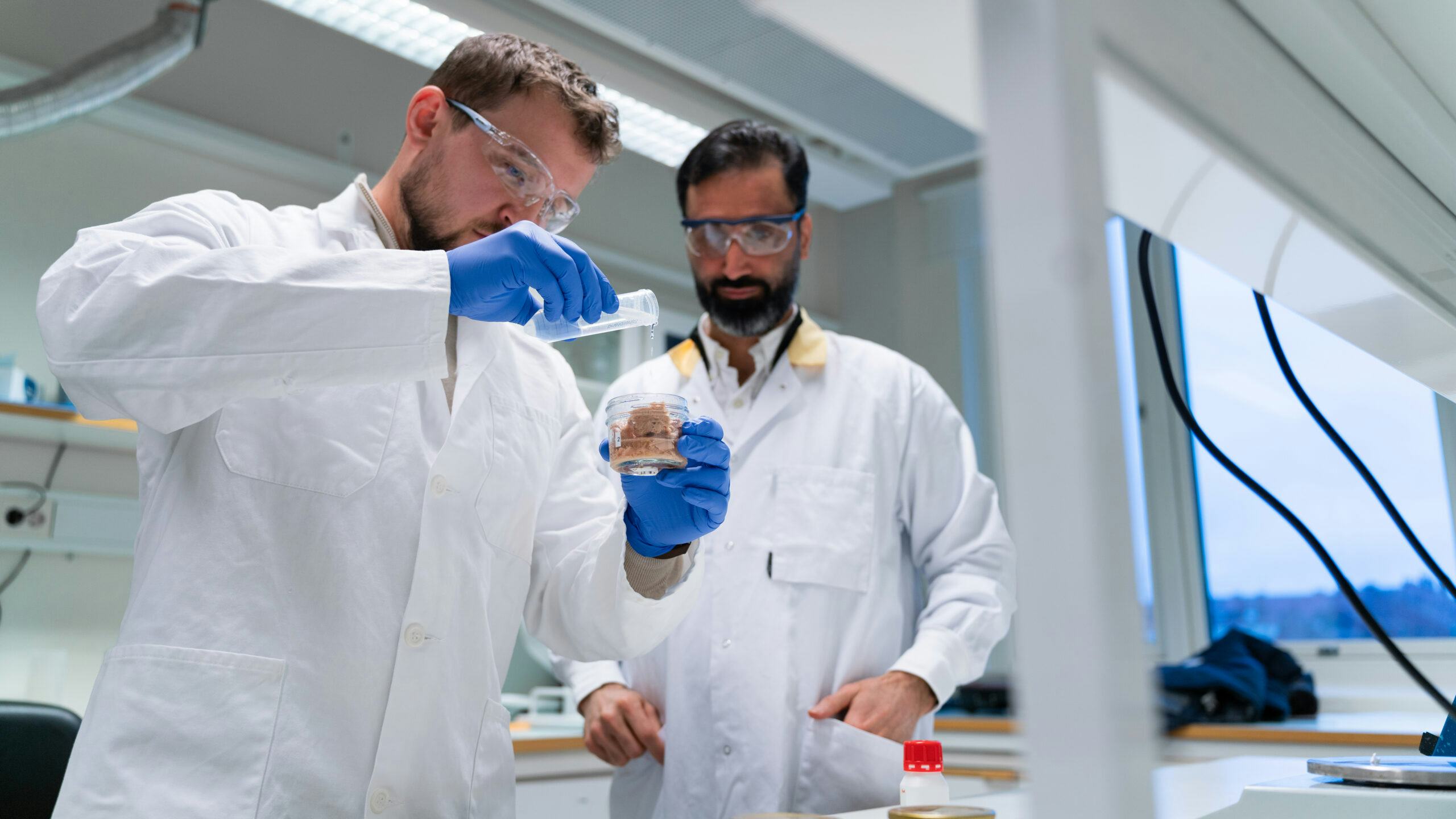 Onderzoekers Przemyslaw Strachowski en Mehdi Abdollahi van Chalmers University of Technology werken met proefmonsters in het lab.(foto: Hanna Magnusson)