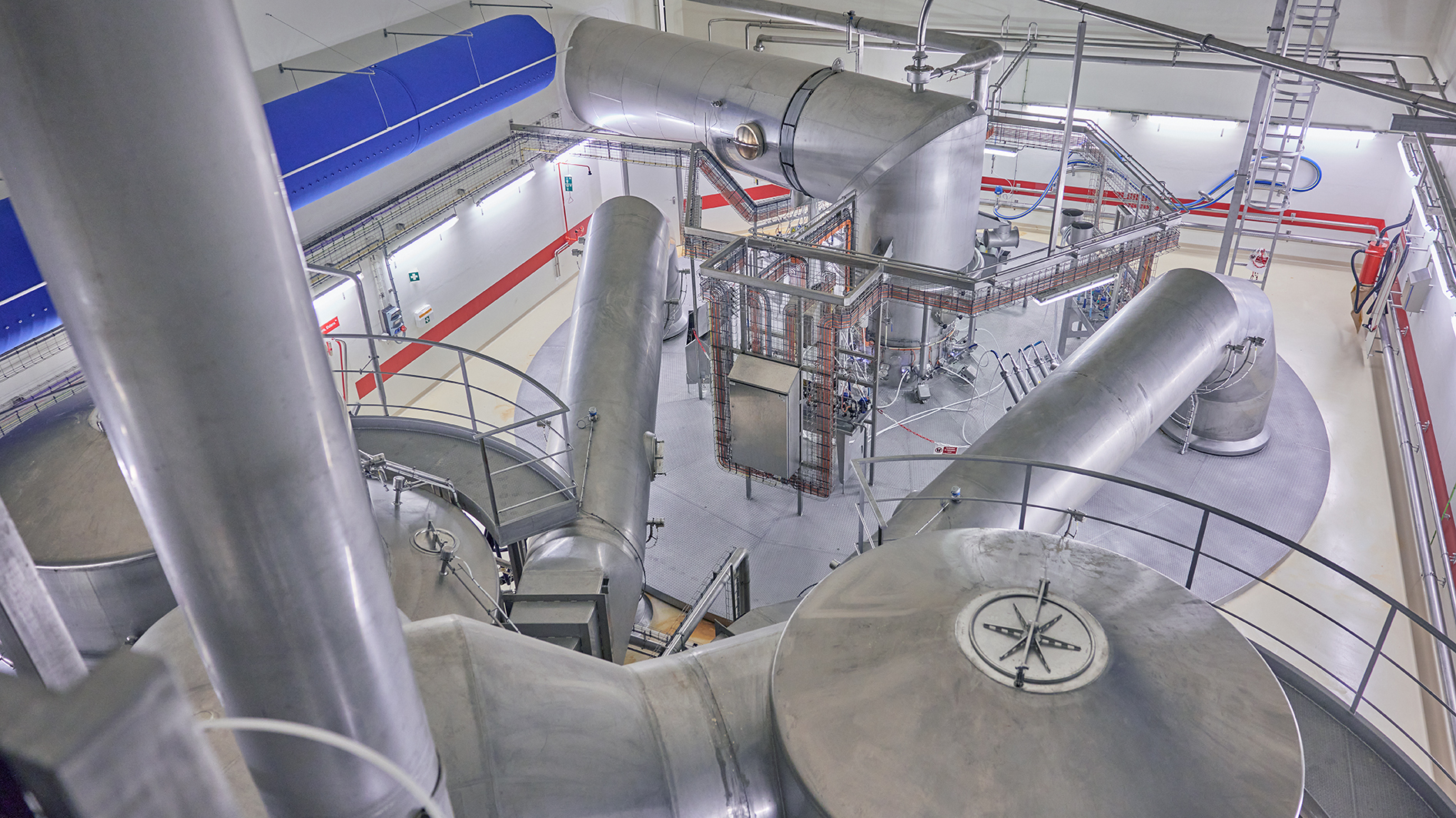 De processing van zuivel in de fabriek in Gorinchem.