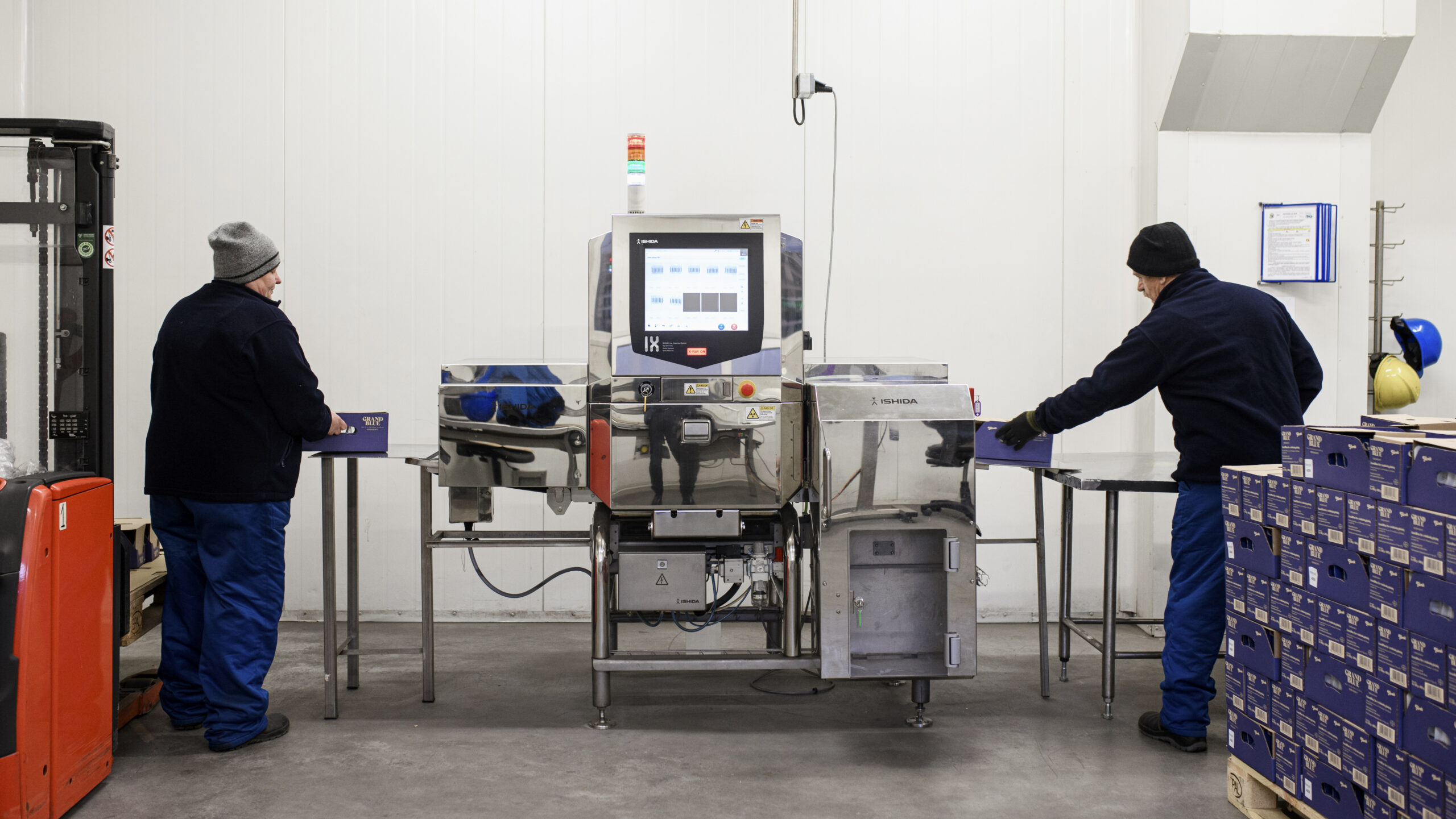 Bij Mleczarnia Turek in Polen inspecteert een standalone X-ray-systeem van Ishida dagelijks dozen blauwe kaas op metaalverontreinigingen. (Foto: Ishida)