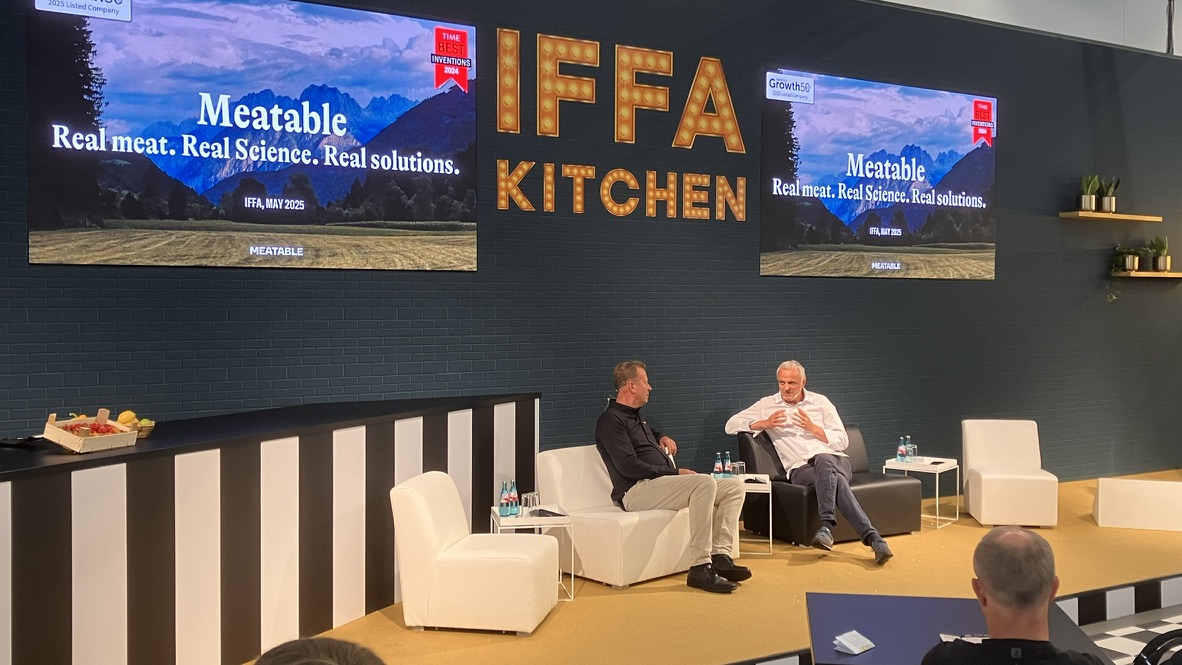 Maiko van der Meer (links) vertelt over de ontwikkelingen bij Meatable en de internationale plannen tijdens IFFA.
