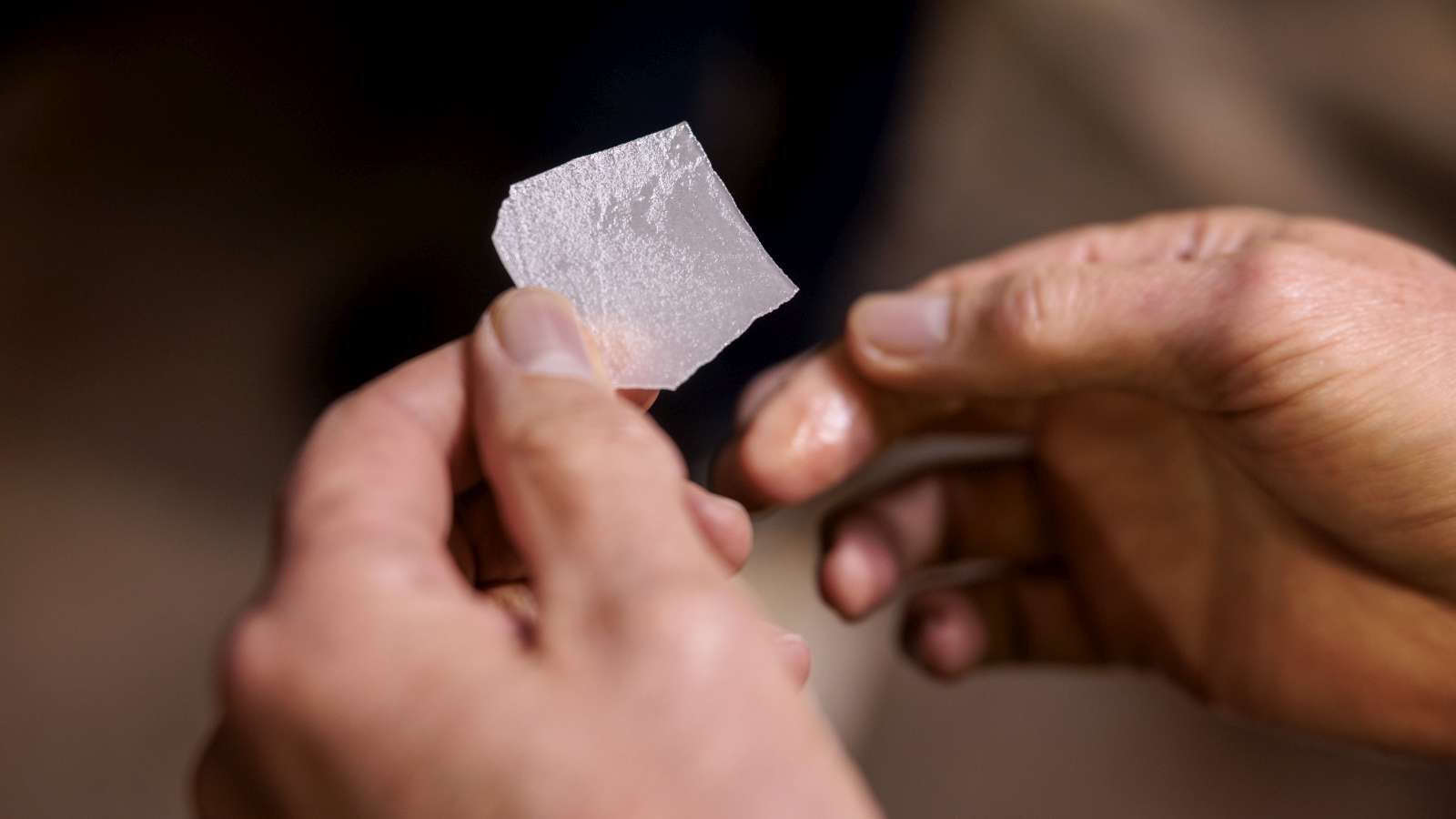 Een schijfje magnesiumchloride zoals het eruit ziet als de pekel die uit de grond wordt opgepompt weer is ingedroogd. (Foto's artikel: Ronnie Zeemering en VMT)