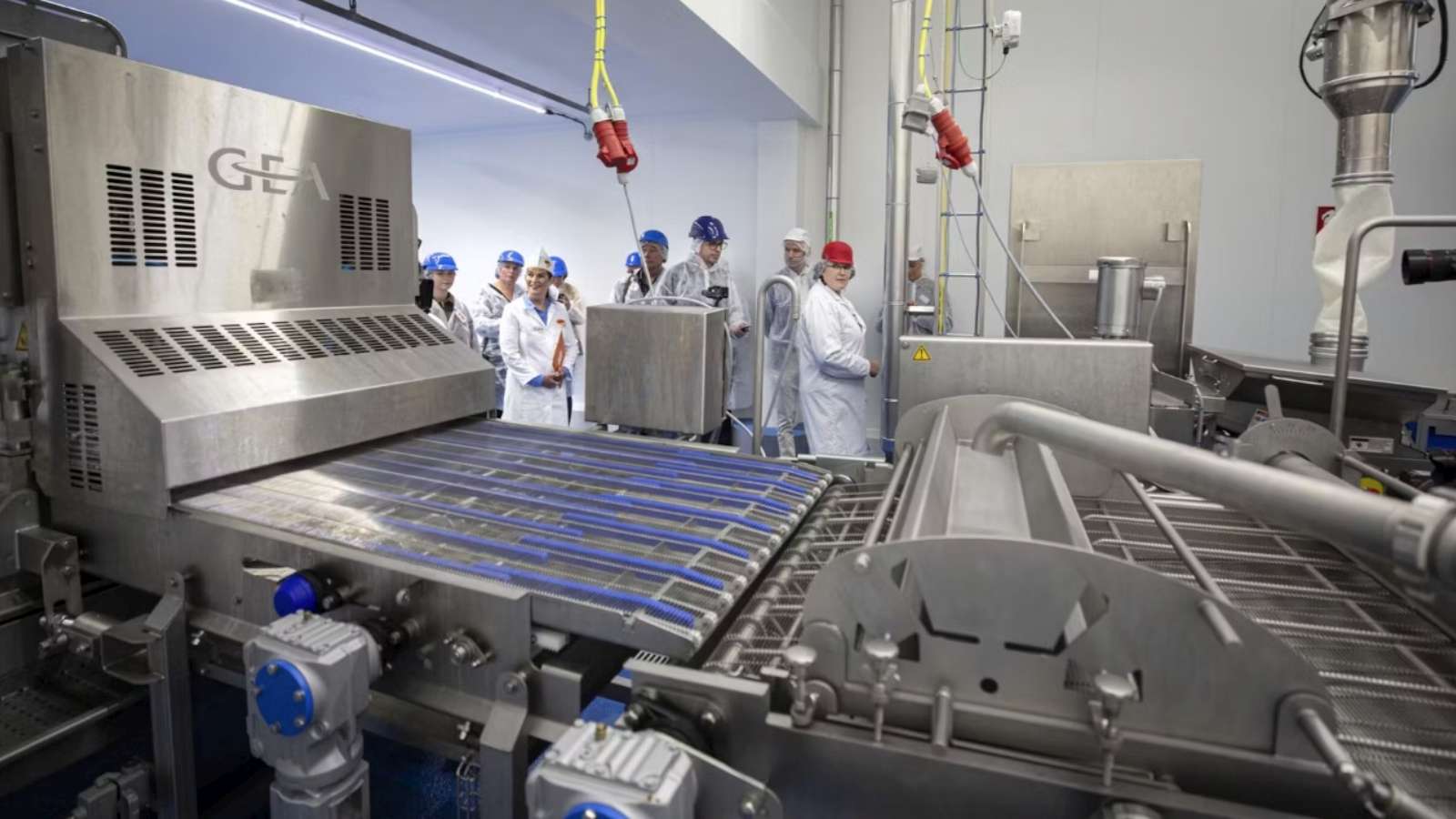 Dit is een illustratieve foto van een productielijn bij Van Geloven in de fabriek van Maastricht, deze gaat niet sluiten.