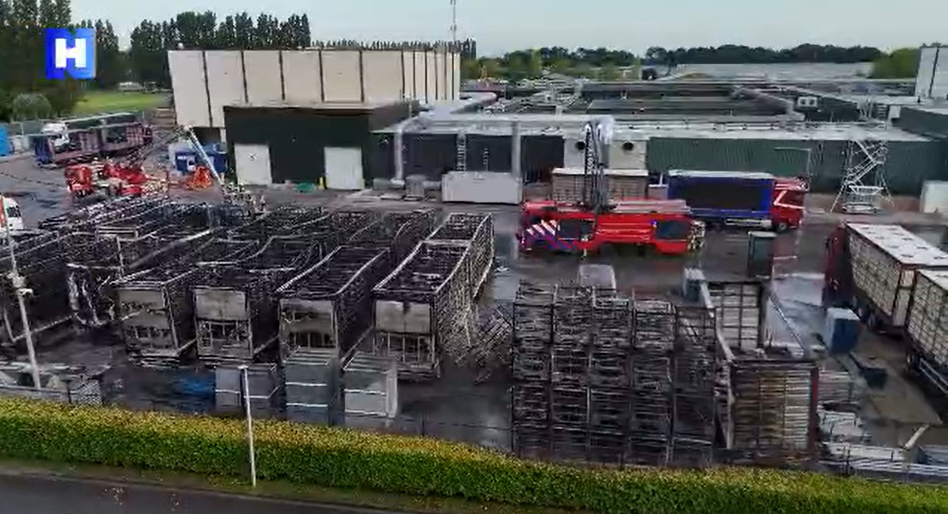 De afgebrande vrachtwagens bij Plukon. (Beeld: NH Nieuws)