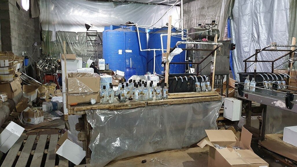 Een illegale stokerij. (©AACS - Alliance Against Counterfeit Spirits)