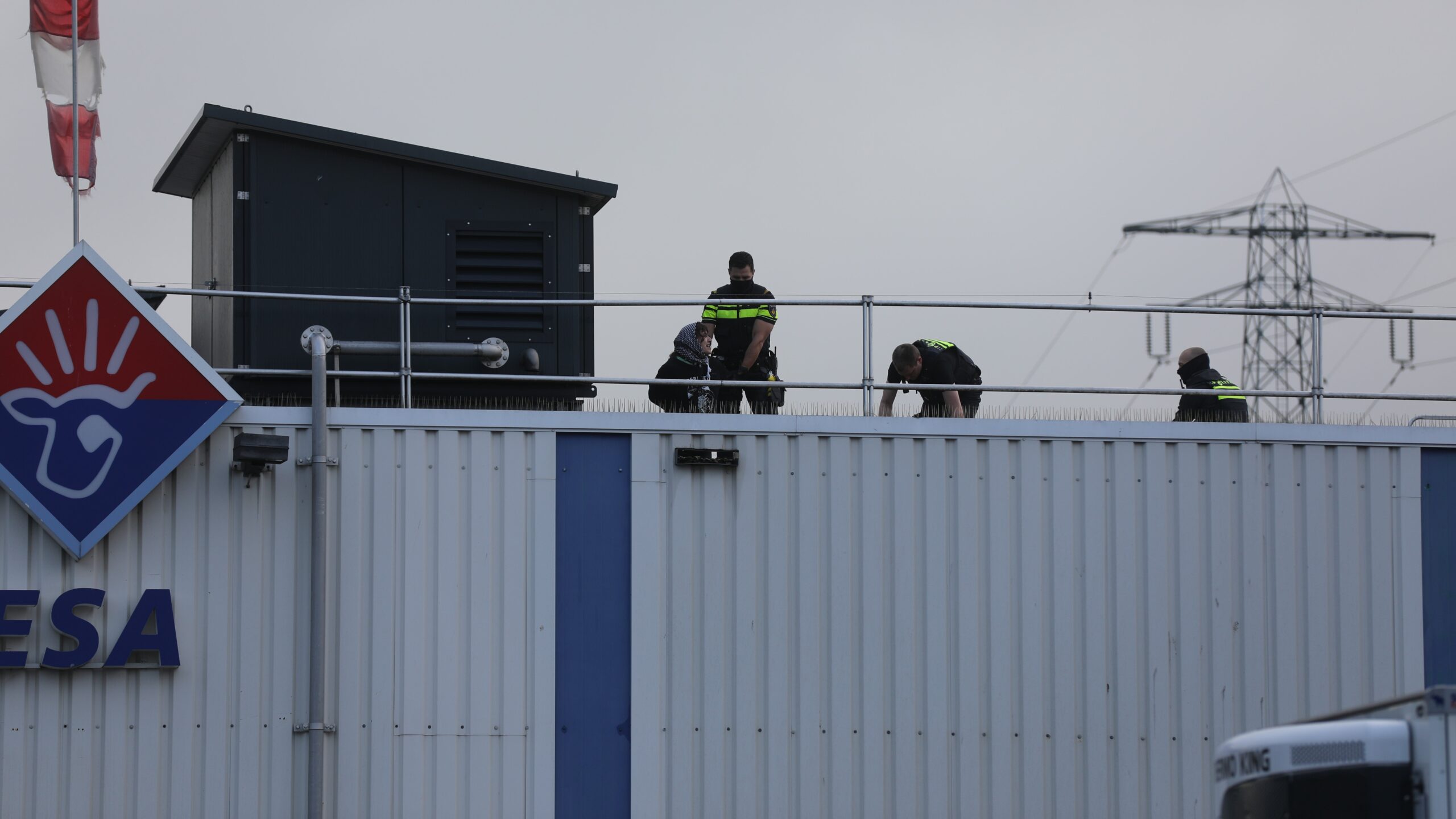 Dierenactivisten worden gearresteerd na een protestactie bij slachterij Ameco aan de Energieweg. Een internationale groep dierenactivisten bezette op drie plekken slachterijen in Apeldoorn. (Foto: ANP/De Breij)
