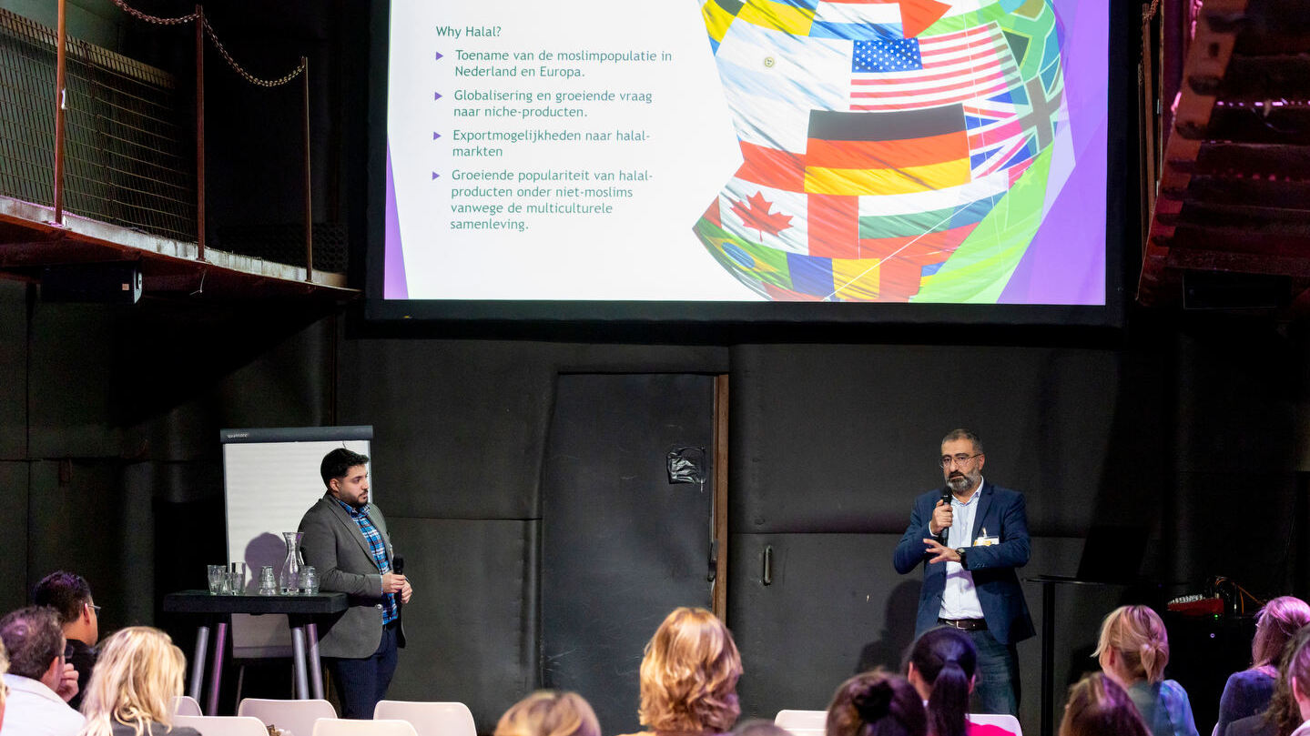 Rechts Miran Ismael, auditor en medeoprichter van het European Certification Center for Halal en links Sait Goren, QA-manager bij Gorka Halal Bakery Products.